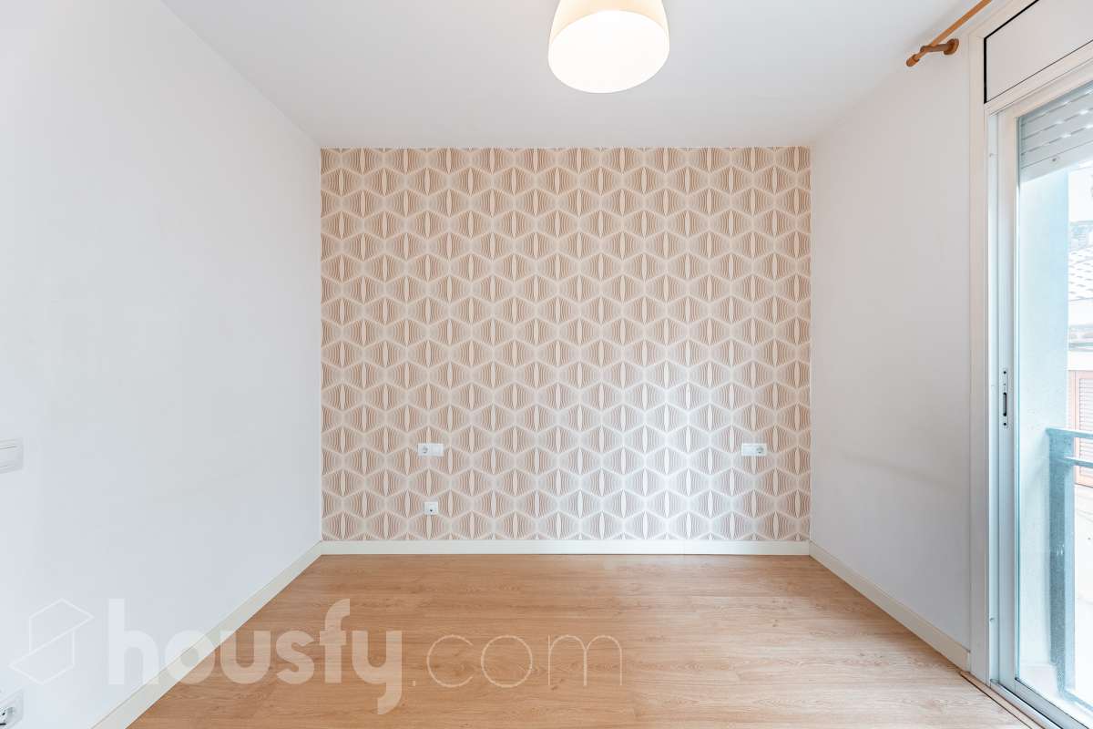 Housfy vende 🏡 luminoso piso ubicado en Vilafranca del Penedès, el cuál consta de 63 m2 útiles (verificados con la Dirección General de Catastro). Construido en el año: 2005. Distribución de estancias -Salón-comedor -1 Dormitorio -1 Baño -Cocina equipada Características específicas -Cédula de habitabilidad -Ascensor -Aire acondicionado -Calefacción Zona y entorno Respecto a la ubicación, se sitúa en Vilafranca del Penedès, municipio de Barcelona. Esta propiedad se encuentra cerca de transporte público, colegios, supermercados y farmacias. Aviso legal El precio de venta no incluye gastos de la compraventa como notaría, registro, impuestos, ni tampoco honorarios agencia. Esta publicación no es vinculante. Consulta siempre la nota simple con Housfy antes de formalizar la compraventa. Sobre nosotros Housfy es la plataforma integral de servicios inmobiliarios. Nuestra combinación de expertos y tecnología pone al alcance de todo el mundo servicios cómodos, claros y seguros. AICAT número: 7922. Nos encargamos de la gestión y asesoramiento de la compra. ¡Olvídate de todo! Hacemos los trámites por ti. Y, si además necesitas financiación, ponemos a tu disposición un bróker hipotecario para ayudarte a conseguir las mejores condiciones para tu perfil económico. ¿Quieres visitarla? Contacta con Housfy y agenda tu visita sin compromiso. Más información en: housfy.com-13