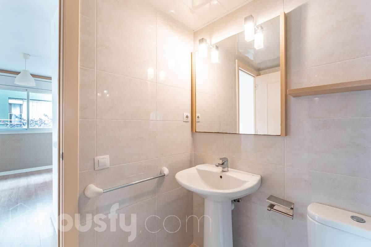 Housfy vende 🏡 luminoso piso ubicado en Vilafranca del Penedès, el cuál consta de 63 m2 útiles (verificados con la Dirección General de Catastro). Construido en el año: 2005. Distribución de estancias -Salón-comedor -1 Dormitorio -1 Baño -Cocina equipada Características específicas -Cédula de habitabilidad -Ascensor -Aire acondicionado -Calefacción Zona y entorno Respecto a la ubicación, se sitúa en Vilafranca del Penedès, municipio de Barcelona. Esta propiedad se encuentra cerca de transporte público, colegios, supermercados y farmacias. Aviso legal El precio de venta no incluye gastos de la compraventa como notaría, registro, impuestos, ni tampoco honorarios agencia. Esta publicación no es vinculante. Consulta siempre la nota simple con Housfy antes de formalizar la compraventa. Sobre nosotros Housfy es la plataforma integral de servicios inmobiliarios. Nuestra combinación de expertos y tecnología pone al alcance de todo el mundo servicios cómodos, claros y seguros. AICAT número: 7922. Nos encargamos de la gestión y asesoramiento de la compra. ¡Olvídate de todo! Hacemos los trámites por ti. Y, si además necesitas financiación, ponemos a tu disposición un bróker hipotecario para ayudarte a conseguir las mejores condiciones para tu perfil económico. ¿Quieres visitarla? Contacta con Housfy y agenda tu visita sin compromiso. Más información en: housfy.com-23