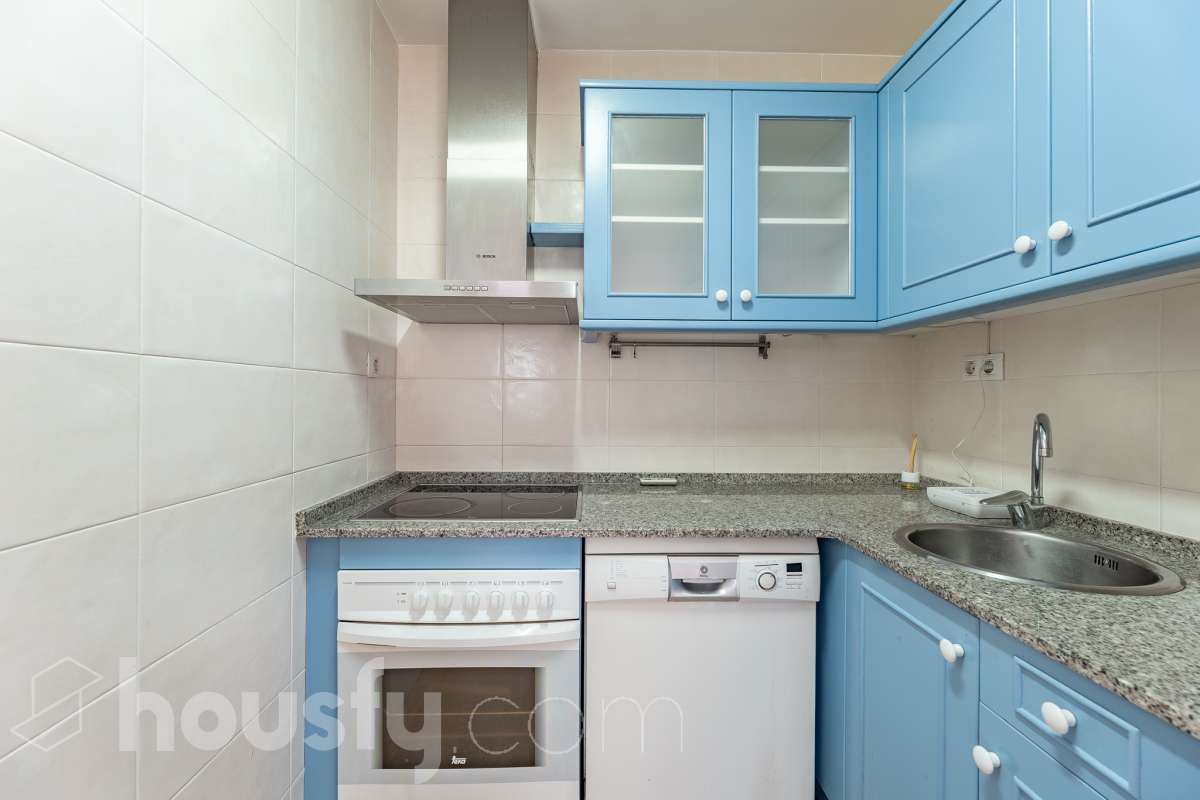 Housfy vende 🏡 luminoso piso ubicado en Vilafranca del Penedès, el cuál consta de 63 m2 útiles (verificados con la Dirección General de Catastro). Construido en el año: 2005. Distribución de estancias -Salón-comedor -1 Dormitorio -1 Baño -Cocina equipada Características específicas -Cédula de habitabilidad -Ascensor -Aire acondicionado -Calefacción Zona y entorno Respecto a la ubicación, se sitúa en Vilafranca del Penedès, municipio de Barcelona. Esta propiedad se encuentra cerca de transporte público, colegios, supermercados y farmacias. Aviso legal El precio de venta no incluye gastos de la compraventa como notaría, registro, impuestos, ni tampoco honorarios agencia. Esta publicación no es vinculante. Consulta siempre la nota simple con Housfy antes de formalizar la compraventa. Sobre nosotros Housfy es la plataforma integral de servicios inmobiliarios. Nuestra combinación de expertos y tecnología pone al alcance de todo el mundo servicios cómodos, claros y seguros. AICAT número: 7922. Nos encargamos de la gestión y asesoramiento de la compra. ¡Olvídate de todo! Hacemos los trámites por ti. Y, si además necesitas financiación, ponemos a tu disposición un bróker hipotecario para ayudarte a conseguir las mejores condiciones para tu perfil económico. ¿Quieres visitarla? Contacta con Housfy y agenda tu visita sin compromiso. Más información en: housfy.com-17