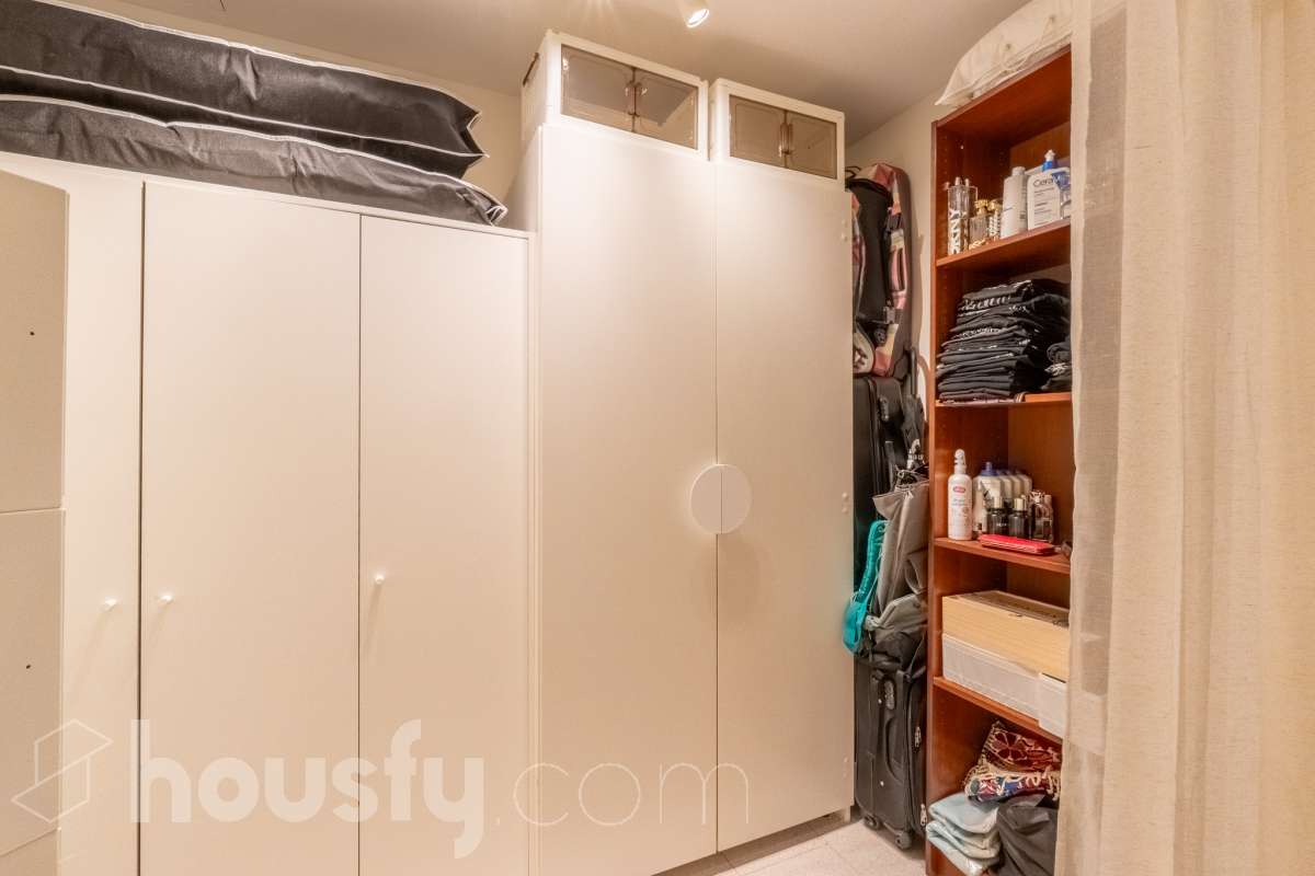 Housfy vende Fantástico local en planta baja, totalmente reformado y ubicado en pleno centro de Vilanova i la Geltrú. Un espacio versátil y acogedor, ideal tanto para desarrollar una actividad profesional como para disponer de una zona donde descansar con total comodidad. El inmueble se distribuye en dos salas independientes, una principal de mayor tamaño, perfecta como zona de trabajo, y una segunda sala más recogida que puede destinarse a despacho privado, sala de reuniones o espacio de descanso. Además, dispone de baño completo y se encuentra en excelente estado de conservación, listo para entrar. Su ubicación privilegiada en el centro de la ciudad permite disfrutar de todos los servicios, comercios y transportes a pocos pasos. Características principales: Planta baja. Totalmente reformado. Baño completo. Espacio ideal para trabajar y disponer de una zona de descanso. Ubicación céntrica y bien comunicada. Listo para entrar y empezar a disfrutarlo. Una excelente oportunidad para quienes buscan un espacio funcional, cómodo y bien ubicado, donde combinar trabajo y bienestar en pleno centro de Vilanova i la Geltrú. Aviso legal El precio de venta no incluye gastos de la compraventa como notaría, registro, impuestos, ni tampoco honorarios agencia. Esta publicación no es vinculante. Consulta siempre la nota simple con Housfy antes de formalizar la compraventa. Sobre nosotros Housfy es la plataforma integral de servicios inmobiliarios. Nuestra combinación de expertos y tecnología pone al alcance de todo el mundo servicios cómodos, claros y seguros. AICAT número: 7922. Nos encargamos de la gestión y asesoramiento de la compra. ¡Olvídate de todo! Hacemos los trámites por ti. Y, si además necesitas financiación, ponemos a tu disposición un bróker hipotecario para ayudarte a conseguir las mejores condiciones para tu perfil económico. ¿Quieres visitarla? Contacta con Housfy y agenda tu visita sin compromiso. Más información en: housfy.com-8