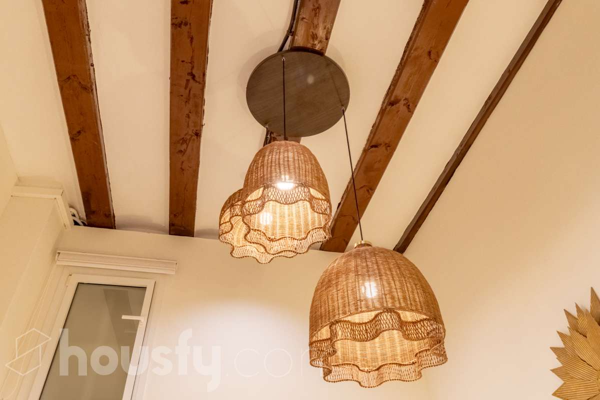 Housfy vende Fantástico local en planta baja, totalmente reformado y ubicado en pleno centro de Vilanova i la Geltrú. Un espacio versátil y acogedor, ideal tanto para desarrollar una actividad profesional como para disponer de una zona donde descansar con total comodidad. El inmueble se distribuye en dos salas independientes, una principal de mayor tamaño, perfecta como zona de trabajo, y una segunda sala más recogida que puede destinarse a despacho privado, sala de reuniones o espacio de descanso. Además, dispone de baño completo y se encuentra en excelente estado de conservación, listo para entrar. Su ubicación privilegiada en el centro de la ciudad permite disfrutar de todos los servicios, comercios y transportes a pocos pasos. Características principales: Planta baja. Totalmente reformado. Baño completo. Espacio ideal para trabajar y disponer de una zona de descanso. Ubicación céntrica y bien comunicada. Listo para entrar y empezar a disfrutarlo. Una excelente oportunidad para quienes buscan un espacio funcional, cómodo y bien ubicado, donde combinar trabajo y bienestar en pleno centro de Vilanova i la Geltrú. Aviso legal El precio de venta no incluye gastos de la compraventa como notaría, registro, impuestos, ni tampoco honorarios agencia. Esta publicación no es vinculante. Consulta siempre la nota simple con Housfy antes de formalizar la compraventa. Sobre nosotros Housfy es la plataforma integral de servicios inmobiliarios. Nuestra combinación de expertos y tecnología pone al alcance de todo el mundo servicios cómodos, claros y seguros. AICAT número: 7922. Nos encargamos de la gestión y asesoramiento de la compra. ¡Olvídate de todo! Hacemos los trámites por ti. Y, si además necesitas financiación, ponemos a tu disposición un bróker hipotecario para ayudarte a conseguir las mejores condiciones para tu perfil económico. ¿Quieres visitarla? Contacta con Housfy y agenda tu visita sin compromiso. Más información en: housfy.com-21