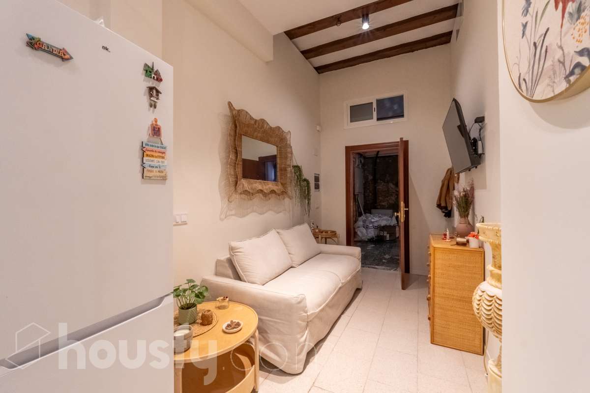 Housfy vende Fantástico local en planta baja, totalmente reformado y ubicado en pleno centro de Vilanova i la Geltrú. Un espacio versátil y acogedor, ideal tanto para desarrollar una actividad profesional como para disponer de una zona donde descansar con total comodidad. El inmueble se distribuye en dos salas independientes, una principal de mayor tamaño, perfecta como zona de trabajo, y una segunda sala más recogida que puede destinarse a despacho privado, sala de reuniones o espacio de descanso. Además, dispone de baño completo y se encuentra en excelente estado de conservación, listo para entrar. Su ubicación privilegiada en el centro de la ciudad permite disfrutar de todos los servicios, comercios y transportes a pocos pasos. Características principales: Planta baja. Totalmente reformado. Baño completo. Espacio ideal para trabajar y disponer de una zona de descanso. Ubicación céntrica y bien comunicada. Listo para entrar y empezar a disfrutarlo. Una excelente oportunidad para quienes buscan un espacio funcional, cómodo y bien ubicado, donde combinar trabajo y bienestar en pleno centro de Vilanova i la Geltrú. Aviso legal El precio de venta no incluye gastos de la compraventa como notaría, registro, impuestos, ni tampoco honorarios agencia. Esta publicación no es vinculante. Consulta siempre la nota simple con Housfy antes de formalizar la compraventa. Sobre nosotros Housfy es la plataforma integral de servicios inmobiliarios. Nuestra combinación de expertos y tecnología pone al alcance de todo el mundo servicios cómodos, claros y seguros. AICAT número: 7922. Nos encargamos de la gestión y asesoramiento de la compra. ¡Olvídate de todo! Hacemos los trámites por ti. Y, si además necesitas financiación, ponemos a tu disposición un bróker hipotecario para ayudarte a conseguir las mejores condiciones para tu perfil económico. ¿Quieres visitarla? Contacta con Housfy y agenda tu visita sin compromiso. Más información en: housfy.com-2