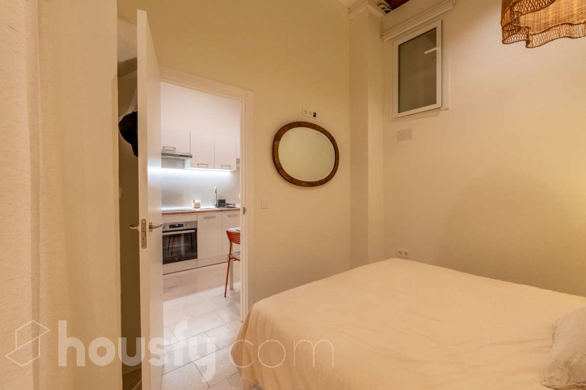 Housfy vende Fantástico local en planta baja, totalmente reformado y ubicado en pleno centro de Vilanova i la Geltrú. Un espacio versátil y acogedor, ideal tanto para desarrollar una actividad profesional como para disponer de una zona donde descansar con total comodidad. El inmueble se distribuye en dos salas independientes, una principal de mayor tamaño, perfecta como zona de trabajo, y una segunda sala más recogida que puede destinarse a despacho privado, sala de reuniones o espacio de descanso. Además, dispone de baño completo y se encuentra en excelente estado de conservación, listo para entrar. Su ubicación privilegiada en el centro de la ciudad permite disfrutar de todos los servicios, comercios y transportes a pocos pasos. Características principales: Planta baja. Totalmente reformado. Baño completo. Espacio ideal para trabajar y disponer de una zona de descanso. Ubicación céntrica y bien comunicada. Listo para entrar y empezar a disfrutarlo. Una excelente oportunidad para quienes buscan un espacio funcional, cómodo y bien ubicado, donde combinar trabajo y bienestar en pleno centro de Vilanova i la Geltrú. Aviso legal El precio de venta no incluye gastos de la compraventa como notaría, registro, impuestos, ni tampoco honorarios agencia. Esta publicación no es vinculante. Consulta siempre la nota simple con Housfy antes de formalizar la compraventa. Sobre nosotros Housfy es la plataforma integral de servicios inmobiliarios. Nuestra combinación de expertos y tecnología pone al alcance de todo el mundo servicios cómodos, claros y seguros. AICAT número: 7922. Nos encargamos de la gestión y asesoramiento de la compra. ¡Olvídate de todo! Hacemos los trámites por ti. Y, si además necesitas financiación, ponemos a tu disposición un bróker hipotecario para ayudarte a conseguir las mejores condiciones para tu perfil económico. ¿Quieres visitarla? Contacta con Housfy y agenda tu visita sin compromiso. Más información en: housfy.com-7