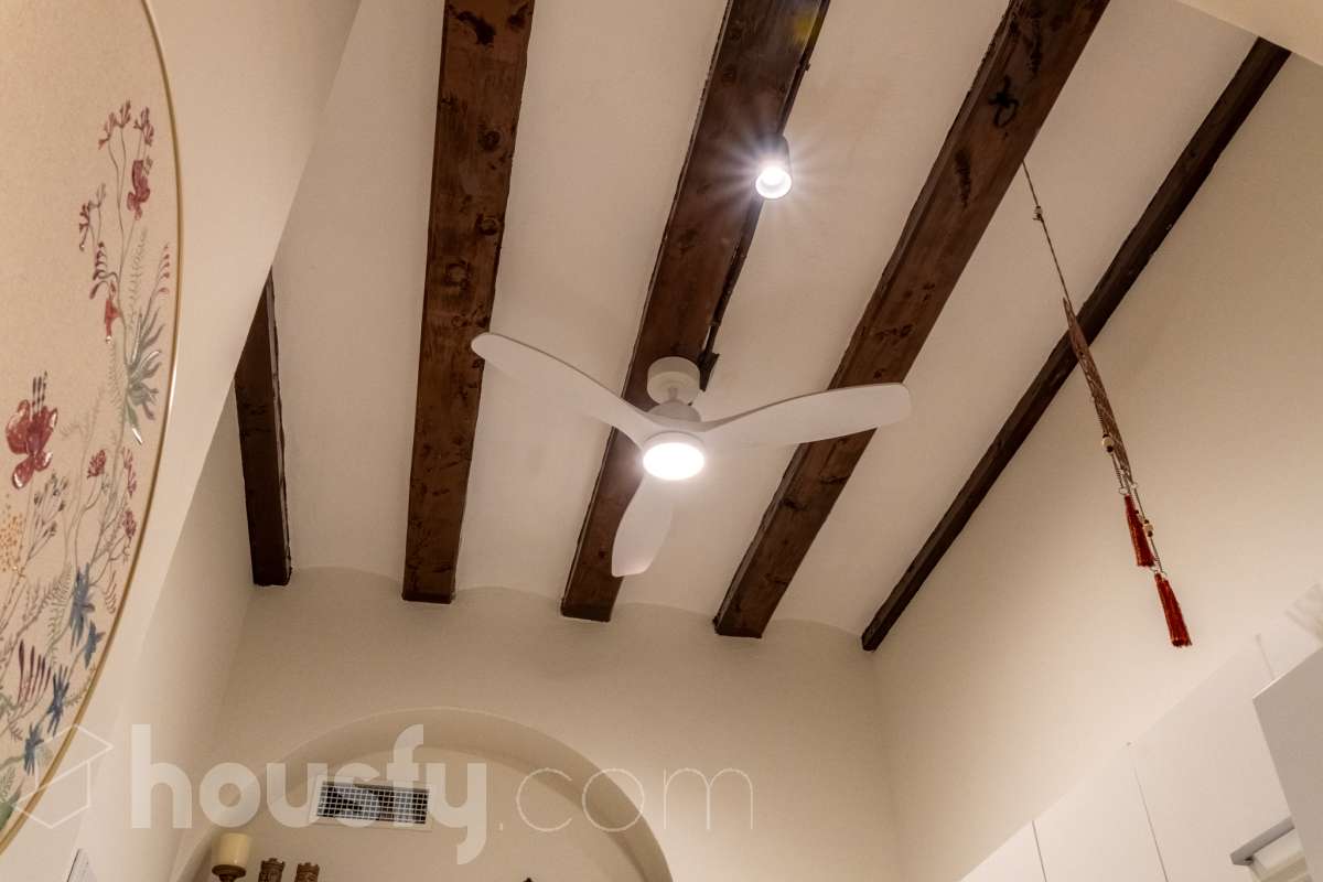 Housfy vende Fantástico local en planta baja, totalmente reformado y ubicado en pleno centro de Vilanova i la Geltrú. Un espacio versátil y acogedor, ideal tanto para desarrollar una actividad profesional como para disponer de una zona donde descansar con total comodidad. El inmueble se distribuye en dos salas independientes, una principal de mayor tamaño, perfecta como zona de trabajo, y una segunda sala más recogida que puede destinarse a despacho privado, sala de reuniones o espacio de descanso. Además, dispone de baño completo y se encuentra en excelente estado de conservación, listo para entrar. Su ubicación privilegiada en el centro de la ciudad permite disfrutar de todos los servicios, comercios y transportes a pocos pasos. Características principales: Planta baja. Totalmente reformado. Baño completo. Espacio ideal para trabajar y disponer de una zona de descanso. Ubicación céntrica y bien comunicada. Listo para entrar y empezar a disfrutarlo. Una excelente oportunidad para quienes buscan un espacio funcional, cómodo y bien ubicado, donde combinar trabajo y bienestar en pleno centro de Vilanova i la Geltrú. Aviso legal El precio de venta no incluye gastos de la compraventa como notaría, registro, impuestos, ni tampoco honorarios agencia. Esta publicación no es vinculante. Consulta siempre la nota simple con Housfy antes de formalizar la compraventa. Sobre nosotros Housfy es la plataforma integral de servicios inmobiliarios. Nuestra combinación de expertos y tecnología pone al alcance de todo el mundo servicios cómodos, claros y seguros. AICAT número: 7922. Nos encargamos de la gestión y asesoramiento de la compra. ¡Olvídate de todo! Hacemos los trámites por ti. Y, si además necesitas financiación, ponemos a tu disposición un bróker hipotecario para ayudarte a conseguir las mejores condiciones para tu perfil económico. ¿Quieres visitarla? Contacta con Housfy y agenda tu visita sin compromiso. Más información en: housfy.com-20
