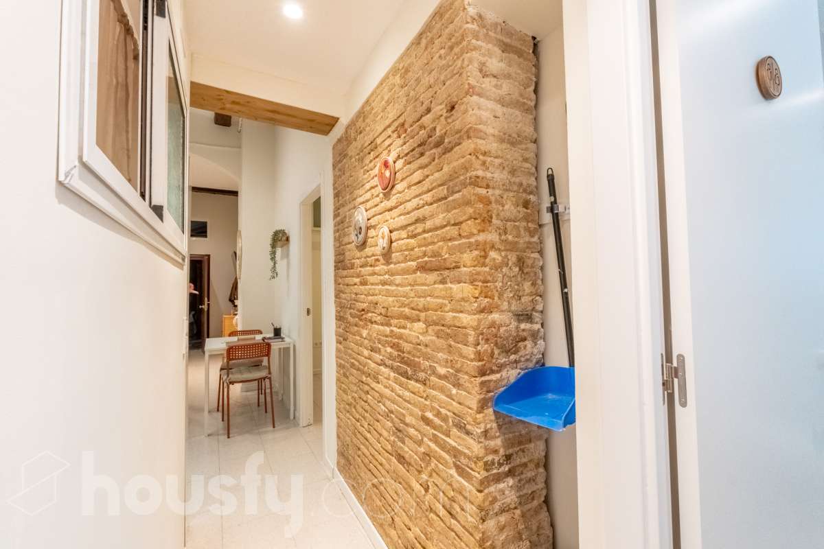 Housfy vende Fantástico local en planta baja, totalmente reformado y ubicado en pleno centro de Vilanova i la Geltrú. Un espacio versátil y acogedor, ideal tanto para desarrollar una actividad profesional como para disponer de una zona donde descansar con total comodidad. El inmueble se distribuye en dos salas independientes, una principal de mayor tamaño, perfecta como zona de trabajo, y una segunda sala más recogida que puede destinarse a despacho privado, sala de reuniones o espacio de descanso. Además, dispone de baño completo y se encuentra en excelente estado de conservación, listo para entrar. Su ubicación privilegiada en el centro de la ciudad permite disfrutar de todos los servicios, comercios y transportes a pocos pasos. Características principales: Planta baja. Totalmente reformado. Baño completo. Espacio ideal para trabajar y disponer de una zona de descanso. Ubicación céntrica y bien comunicada. Listo para entrar y empezar a disfrutarlo. Una excelente oportunidad para quienes buscan un espacio funcional, cómodo y bien ubicado, donde combinar trabajo y bienestar en pleno centro de Vilanova i la Geltrú. Aviso legal El precio de venta no incluye gastos de la compraventa como notaría, registro, impuestos, ni tampoco honorarios agencia. Esta publicación no es vinculante. Consulta siempre la nota simple con Housfy antes de formalizar la compraventa. Sobre nosotros Housfy es la plataforma integral de servicios inmobiliarios. Nuestra combinación de expertos y tecnología pone al alcance de todo el mundo servicios cómodos, claros y seguros. AICAT número: 7922. Nos encargamos de la gestión y asesoramiento de la compra. ¡Olvídate de todo! Hacemos los trámites por ti. Y, si además necesitas financiación, ponemos a tu disposición un bróker hipotecario para ayudarte a conseguir las mejores condiciones para tu perfil económico. ¿Quieres visitarla? Contacta con Housfy y agenda tu visita sin compromiso. Más información en: housfy.com-18