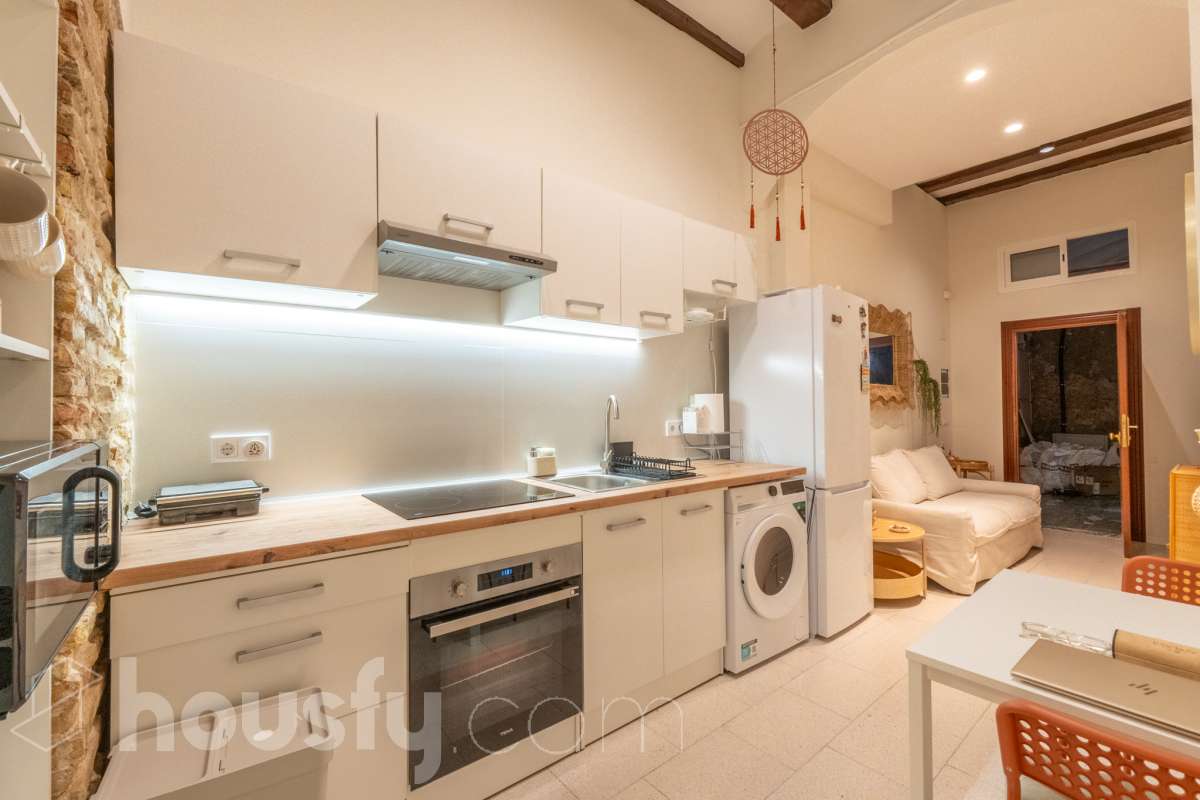Housfy vende Fantástico local en planta baja, totalmente reformado y ubicado en pleno centro de Vilanova i la Geltrú. Un espacio versátil y acogedor, ideal tanto para desarrollar una actividad profesional como para disponer de una zona donde descansar con total comodidad. El inmueble se distribuye en dos salas independientes, una principal de mayor tamaño, perfecta como zona de trabajo, y una segunda sala más recogida que puede destinarse a despacho privado, sala de reuniones o espacio de descanso. Además, dispone de baño completo y se encuentra en excelente estado de conservación, listo para entrar. Su ubicación privilegiada en el centro de la ciudad permite disfrutar de todos los servicios, comercios y transportes a pocos pasos. Características principales: Planta baja. Totalmente reformado. Baño completo. Espacio ideal para trabajar y disponer de una zona de descanso. Ubicación céntrica y bien comunicada. Listo para entrar y empezar a disfrutarlo. Una excelente oportunidad para quienes buscan un espacio funcional, cómodo y bien ubicado, donde combinar trabajo y bienestar en pleno centro de Vilanova i la Geltrú. Aviso legal El precio de venta no incluye gastos de la compraventa como notaría, registro, impuestos, ni tampoco honorarios agencia. Esta publicación no es vinculante. Consulta siempre la nota simple con Housfy antes de formalizar la compraventa. Sobre nosotros Housfy es la plataforma integral de servicios inmobiliarios. Nuestra combinación de expertos y tecnología pone al alcance de todo el mundo servicios cómodos, claros y seguros. AICAT número: 7922. Nos encargamos de la gestión y asesoramiento de la compra. ¡Olvídate de todo! Hacemos los trámites por ti. Y, si además necesitas financiación, ponemos a tu disposición un bróker hipotecario para ayudarte a conseguir las mejores condiciones para tu perfil económico. ¿Quieres visitarla? Contacta con Housfy y agenda tu visita sin compromiso. Más información en: housfy.com-13