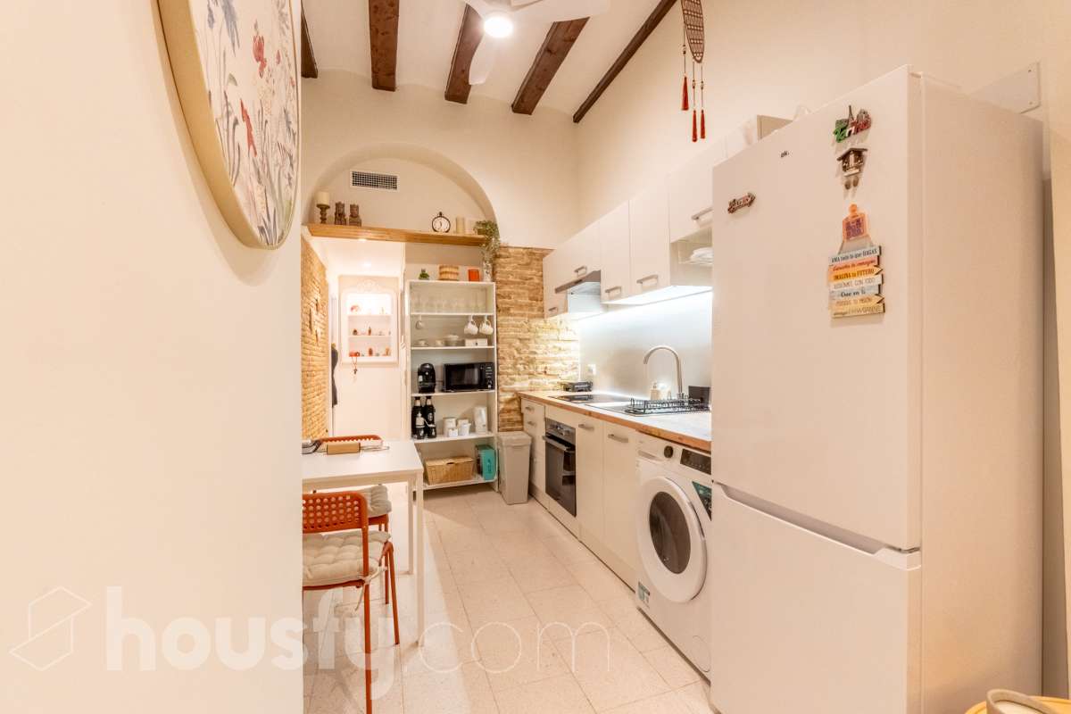 Housfy vende Fantástico local en planta baja, totalmente reformado y ubicado en pleno centro de Vilanova i la Geltrú. Un espacio versátil y acogedor, ideal tanto para desarrollar una actividad profesional como para disponer de una zona donde descansar con total comodidad. El inmueble se distribuye en dos salas independientes, una principal de mayor tamaño, perfecta como zona de trabajo, y una segunda sala más recogida que puede destinarse a despacho privado, sala de reuniones o espacio de descanso. Además, dispone de baño completo y se encuentra en excelente estado de conservación, listo para entrar. Su ubicación privilegiada en el centro de la ciudad permite disfrutar de todos los servicios, comercios y transportes a pocos pasos. Características principales: Planta baja. Totalmente reformado. Baño completo. Espacio ideal para trabajar y disponer de una zona de descanso. Ubicación céntrica y bien comunicada. Listo para entrar y empezar a disfrutarlo. Una excelente oportunidad para quienes buscan un espacio funcional, cómodo y bien ubicado, donde combinar trabajo y bienestar en pleno centro de Vilanova i la Geltrú. Aviso legal El precio de venta no incluye gastos de la compraventa como notaría, registro, impuestos, ni tampoco honorarios agencia. Esta publicación no es vinculante. Consulta siempre la nota simple con Housfy antes de formalizar la compraventa. Sobre nosotros Housfy es la plataforma integral de servicios inmobiliarios. Nuestra combinación de expertos y tecnología pone al alcance de todo el mundo servicios cómodos, claros y seguros. AICAT número: 7922. Nos encargamos de la gestión y asesoramiento de la compra. ¡Olvídate de todo! Hacemos los trámites por ti. Y, si además necesitas financiación, ponemos a tu disposición un bróker hipotecario para ayudarte a conseguir las mejores condiciones para tu perfil económico. ¿Quieres visitarla? Contacta con Housfy y agenda tu visita sin compromiso. Más información en: housfy.com-11