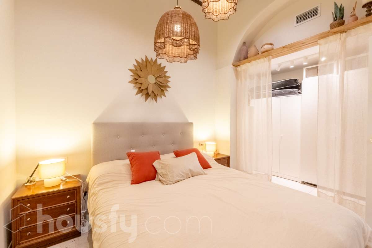Housfy vende Fantástico local en planta baja, totalmente reformado y ubicado en pleno centro de Vilanova i la Geltrú. Un espacio versátil y acogedor, ideal tanto para desarrollar una actividad profesional como para disponer de una zona donde descansar con total comodidad. El inmueble se distribuye en dos salas independientes, una principal de mayor tamaño, perfecta como zona de trabajo, y una segunda sala más recogida que puede destinarse a despacho privado, sala de reuniones o espacio de descanso. Además, dispone de baño completo y se encuentra en excelente estado de conservación, listo para entrar. Su ubicación privilegiada en el centro de la ciudad permite disfrutar de todos los servicios, comercios y transportes a pocos pasos. Características principales: Planta baja. Totalmente reformado. Baño completo. Espacio ideal para trabajar y disponer de una zona de descanso. Ubicación céntrica y bien comunicada. Listo para entrar y empezar a disfrutarlo. Una excelente oportunidad para quienes buscan un espacio funcional, cómodo y bien ubicado, donde combinar trabajo y bienestar en pleno centro de Vilanova i la Geltrú. Aviso legal El precio de venta no incluye gastos de la compraventa como notaría, registro, impuestos, ni tampoco honorarios agencia. Esta publicación no es vinculante. Consulta siempre la nota simple con Housfy antes de formalizar la compraventa. Sobre nosotros Housfy es la plataforma integral de servicios inmobiliarios. Nuestra combinación de expertos y tecnología pone al alcance de todo el mundo servicios cómodos, claros y seguros. AICAT número: 7922. Nos encargamos de la gestión y asesoramiento de la compra. ¡Olvídate de todo! Hacemos los trámites por ti. Y, si además necesitas financiación, ponemos a tu disposición un bróker hipotecario para ayudarte a conseguir las mejores condiciones para tu perfil económico. ¿Quieres visitarla? Contacta con Housfy y agenda tu visita sin compromiso. Más información en: housfy.com-4