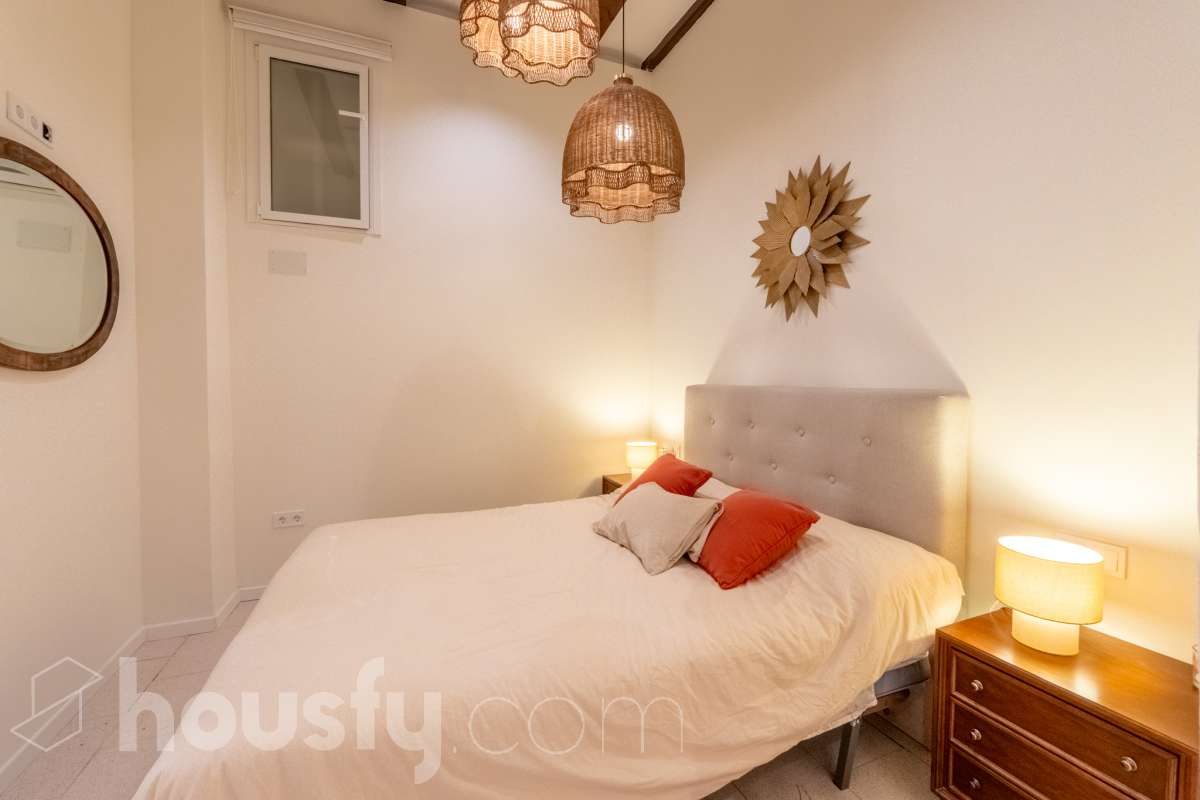 Housfy vende Fantástico local en planta baja, totalmente reformado y ubicado en pleno centro de Vilanova i la Geltrú. Un espacio versátil y acogedor, ideal tanto para desarrollar una actividad profesional como para disponer de una zona donde descansar con total comodidad. El inmueble se distribuye en dos salas independientes, una principal de mayor tamaño, perfecta como zona de trabajo, y una segunda sala más recogida que puede destinarse a despacho privado, sala de reuniones o espacio de descanso. Además, dispone de baño completo y se encuentra en excelente estado de conservación, listo para entrar. Su ubicación privilegiada en el centro de la ciudad permite disfrutar de todos los servicios, comercios y transportes a pocos pasos. Características principales: Planta baja. Totalmente reformado. Baño completo. Espacio ideal para trabajar y disponer de una zona de descanso. Ubicación céntrica y bien comunicada. Listo para entrar y empezar a disfrutarlo. Una excelente oportunidad para quienes buscan un espacio funcional, cómodo y bien ubicado, donde combinar trabajo y bienestar en pleno centro de Vilanova i la Geltrú. Aviso legal El precio de venta no incluye gastos de la compraventa como notaría, registro, impuestos, ni tampoco honorarios agencia. Esta publicación no es vinculante. Consulta siempre la nota simple con Housfy antes de formalizar la compraventa. Sobre nosotros Housfy es la plataforma integral de servicios inmobiliarios. Nuestra combinación de expertos y tecnología pone al alcance de todo el mundo servicios cómodos, claros y seguros. AICAT número: 7922. Nos encargamos de la gestión y asesoramiento de la compra. ¡Olvídate de todo! Hacemos los trámites por ti. Y, si además necesitas financiación, ponemos a tu disposición un bróker hipotecario para ayudarte a conseguir las mejores condiciones para tu perfil económico. ¿Quieres visitarla? Contacta con Housfy y agenda tu visita sin compromiso. Más información en: housfy.com-6