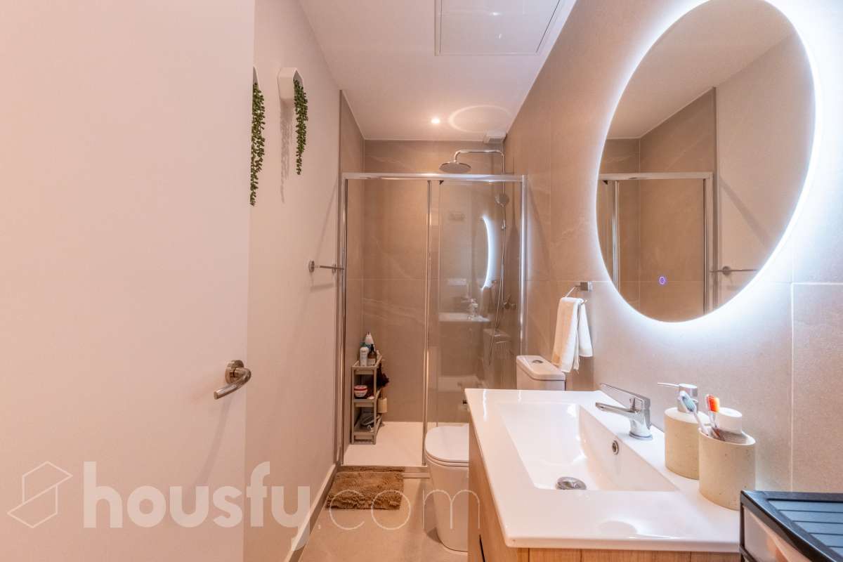 Housfy vende Fantástico local en planta baja, totalmente reformado y ubicado en pleno centro de Vilanova i la Geltrú. Un espacio versátil y acogedor, ideal tanto para desarrollar una actividad profesional como para disponer de una zona donde descansar con total comodidad. El inmueble se distribuye en dos salas independientes, una principal de mayor tamaño, perfecta como zona de trabajo, y una segunda sala más recogida que puede destinarse a despacho privado, sala de reuniones o espacio de descanso. Además, dispone de baño completo y se encuentra en excelente estado de conservación, listo para entrar. Su ubicación privilegiada en el centro de la ciudad permite disfrutar de todos los servicios, comercios y transportes a pocos pasos. Características principales: Planta baja. Totalmente reformado. Baño completo. Espacio ideal para trabajar y disponer de una zona de descanso. Ubicación céntrica y bien comunicada. Listo para entrar y empezar a disfrutarlo. Una excelente oportunidad para quienes buscan un espacio funcional, cómodo y bien ubicado, donde combinar trabajo y bienestar en pleno centro de Vilanova i la Geltrú. Aviso legal El precio de venta no incluye gastos de la compraventa como notaría, registro, impuestos, ni tampoco honorarios agencia. Esta publicación no es vinculante. Consulta siempre la nota simple con Housfy antes de formalizar la compraventa. Sobre nosotros Housfy es la plataforma integral de servicios inmobiliarios. Nuestra combinación de expertos y tecnología pone al alcance de todo el mundo servicios cómodos, claros y seguros. AICAT número: 7922. Nos encargamos de la gestión y asesoramiento de la compra. ¡Olvídate de todo! Hacemos los trámites por ti. Y, si además necesitas financiación, ponemos a tu disposición un bróker hipotecario para ayudarte a conseguir las mejores condiciones para tu perfil económico. ¿Quieres visitarla? Contacta con Housfy y agenda tu visita sin compromiso. Más información en: housfy.com-16
