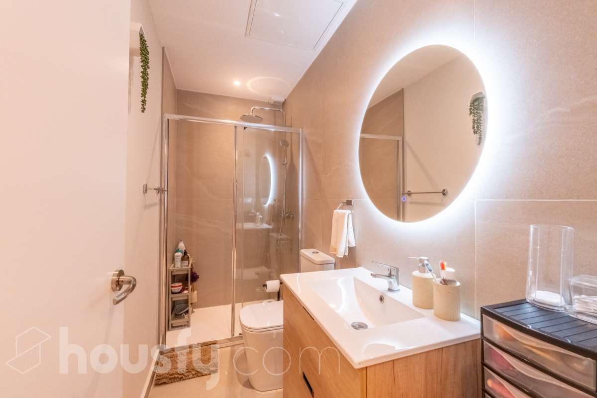 Housfy vende Fantástico local en planta baja, totalmente reformado y ubicado en pleno centro de Vilanova i la Geltrú. Un espacio versátil y acogedor, ideal tanto para desarrollar una actividad profesional como para disponer de una zona donde descansar con total comodidad. El inmueble se distribuye en dos salas independientes, una principal de mayor tamaño, perfecta como zona de trabajo, y una segunda sala más recogida que puede destinarse a despacho privado, sala de reuniones o espacio de descanso. Además, dispone de baño completo y se encuentra en excelente estado de conservación, listo para entrar. Su ubicación privilegiada en el centro de la ciudad permite disfrutar de todos los servicios, comercios y transportes a pocos pasos. Características principales: Planta baja. Totalmente reformado. Baño completo. Espacio ideal para trabajar y disponer de una zona de descanso. Ubicación céntrica y bien comunicada. Listo para entrar y empezar a disfrutarlo. Una excelente oportunidad para quienes buscan un espacio funcional, cómodo y bien ubicado, donde combinar trabajo y bienestar en pleno centro de Vilanova i la Geltrú. Aviso legal El precio de venta no incluye gastos de la compraventa como notaría, registro, impuestos, ni tampoco honorarios agencia. Esta publicación no es vinculante. Consulta siempre la nota simple con Housfy antes de formalizar la compraventa. Sobre nosotros Housfy es la plataforma integral de servicios inmobiliarios. Nuestra combinación de expertos y tecnología pone al alcance de todo el mundo servicios cómodos, claros y seguros. AICAT número: 7922. Nos encargamos de la gestión y asesoramiento de la compra. ¡Olvídate de todo! Hacemos los trámites por ti. Y, si además necesitas financiación, ponemos a tu disposición un bróker hipotecario para ayudarte a conseguir las mejores condiciones para tu perfil económico. ¿Quieres visitarla? Contacta con Housfy y agenda tu visita sin compromiso. Más información en: housfy.com-15