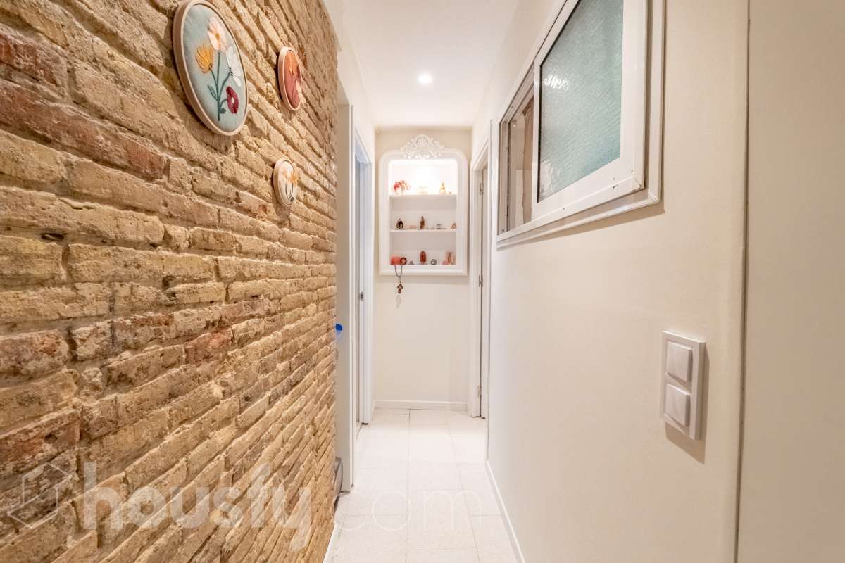 Housfy vende Fantástico local en planta baja, totalmente reformado y ubicado en pleno centro de Vilanova i la Geltrú. Un espacio versátil y acogedor, ideal tanto para desarrollar una actividad profesional como para disponer de una zona donde descansar con total comodidad. El inmueble se distribuye en dos salas independientes, una principal de mayor tamaño, perfecta como zona de trabajo, y una segunda sala más recogida que puede destinarse a despacho privado, sala de reuniones o espacio de descanso. Además, dispone de baño completo y se encuentra en excelente estado de conservación, listo para entrar. Su ubicación privilegiada en el centro de la ciudad permite disfrutar de todos los servicios, comercios y transportes a pocos pasos. Características principales: Planta baja. Totalmente reformado. Baño completo. Espacio ideal para trabajar y disponer de una zona de descanso. Ubicación céntrica y bien comunicada. Listo para entrar y empezar a disfrutarlo. Una excelente oportunidad para quienes buscan un espacio funcional, cómodo y bien ubicado, donde combinar trabajo y bienestar en pleno centro de Vilanova i la Geltrú. Aviso legal El precio de venta no incluye gastos de la compraventa como notaría, registro, impuestos, ni tampoco honorarios agencia. Esta publicación no es vinculante. Consulta siempre la nota simple con Housfy antes de formalizar la compraventa. Sobre nosotros Housfy es la plataforma integral de servicios inmobiliarios. Nuestra combinación de expertos y tecnología pone al alcance de todo el mundo servicios cómodos, claros y seguros. AICAT número: 7922. Nos encargamos de la gestión y asesoramiento de la compra. ¡Olvídate de todo! Hacemos los trámites por ti. Y, si además necesitas financiación, ponemos a tu disposición un bróker hipotecario para ayudarte a conseguir las mejores condiciones para tu perfil económico. ¿Quieres visitarla? Contacta con Housfy y agenda tu visita sin compromiso. Más información en: housfy.com-17
