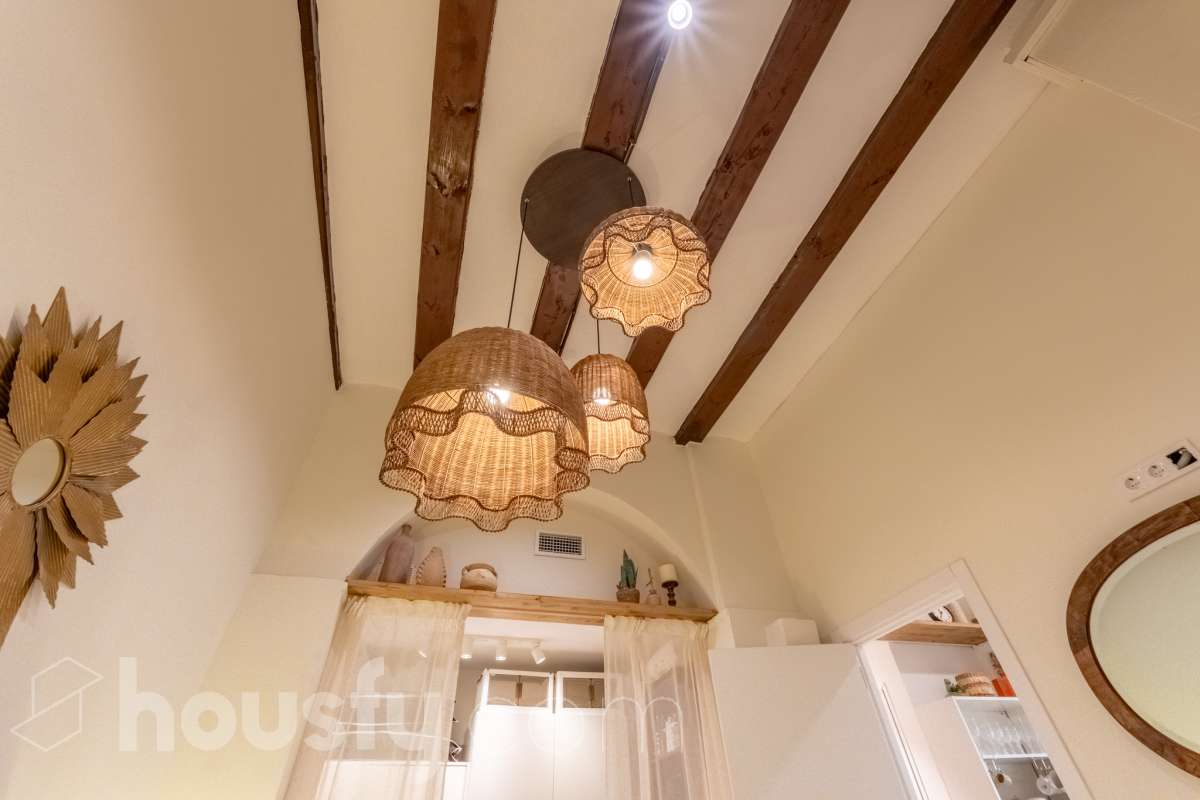 Housfy vende Fantástico local en planta baja, totalmente reformado y ubicado en pleno centro de Vilanova i la Geltrú. Un espacio versátil y acogedor, ideal tanto para desarrollar una actividad profesional como para disponer de una zona donde descansar con total comodidad. El inmueble se distribuye en dos salas independientes, una principal de mayor tamaño, perfecta como zona de trabajo, y una segunda sala más recogida que puede destinarse a despacho privado, sala de reuniones o espacio de descanso. Además, dispone de baño completo y se encuentra en excelente estado de conservación, listo para entrar. Su ubicación privilegiada en el centro de la ciudad permite disfrutar de todos los servicios, comercios y transportes a pocos pasos. Características principales: Planta baja. Totalmente reformado. Baño completo. Espacio ideal para trabajar y disponer de una zona de descanso. Ubicación céntrica y bien comunicada. Listo para entrar y empezar a disfrutarlo. Una excelente oportunidad para quienes buscan un espacio funcional, cómodo y bien ubicado, donde combinar trabajo y bienestar en pleno centro de Vilanova i la Geltrú. Aviso legal El precio de venta no incluye gastos de la compraventa como notaría, registro, impuestos, ni tampoco honorarios agencia. Esta publicación no es vinculante. Consulta siempre la nota simple con Housfy antes de formalizar la compraventa. Sobre nosotros Housfy es la plataforma integral de servicios inmobiliarios. Nuestra combinación de expertos y tecnología pone al alcance de todo el mundo servicios cómodos, claros y seguros. AICAT número: 7922. Nos encargamos de la gestión y asesoramiento de la compra. ¡Olvídate de todo! Hacemos los trámites por ti. Y, si además necesitas financiación, ponemos a tu disposición un bróker hipotecario para ayudarte a conseguir las mejores condiciones para tu perfil económico. ¿Quieres visitarla? Contacta con Housfy y agenda tu visita sin compromiso. Más información en: housfy.com-19