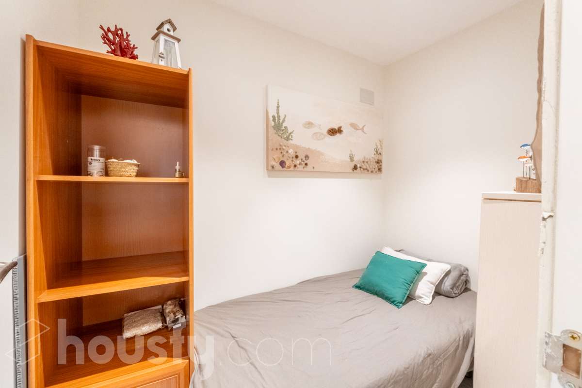Housfy vende Fantástico local en planta baja, totalmente reformado y ubicado en pleno centro de Vilanova i la Geltrú. Un espacio versátil y acogedor, ideal tanto para desarrollar una actividad profesional como para disponer de una zona donde descansar con total comodidad. El inmueble se distribuye en dos salas independientes, una principal de mayor tamaño, perfecta como zona de trabajo, y una segunda sala más recogida que puede destinarse a despacho privado, sala de reuniones o espacio de descanso. Además, dispone de baño completo y se encuentra en excelente estado de conservación, listo para entrar. Su ubicación privilegiada en el centro de la ciudad permite disfrutar de todos los servicios, comercios y transportes a pocos pasos. Características principales: Planta baja. Totalmente reformado. Baño completo. Espacio ideal para trabajar y disponer de una zona de descanso. Ubicación céntrica y bien comunicada. Listo para entrar y empezar a disfrutarlo. Una excelente oportunidad para quienes buscan un espacio funcional, cómodo y bien ubicado, donde combinar trabajo y bienestar en pleno centro de Vilanova i la Geltrú. Aviso legal El precio de venta no incluye gastos de la compraventa como notaría, registro, impuestos, ni tampoco honorarios agencia. Esta publicación no es vinculante. Consulta siempre la nota simple con Housfy antes de formalizar la compraventa. Sobre nosotros Housfy es la plataforma integral de servicios inmobiliarios. Nuestra combinación de expertos y tecnología pone al alcance de todo el mundo servicios cómodos, claros y seguros. AICAT número: 7922. Nos encargamos de la gestión y asesoramiento de la compra. ¡Olvídate de todo! Hacemos los trámites por ti. Y, si además necesitas financiación, ponemos a tu disposición un bróker hipotecario para ayudarte a conseguir las mejores condiciones para tu perfil económico. ¿Quieres visitarla? Contacta con Housfy y agenda tu visita sin compromiso. Más información en: housfy.com-10