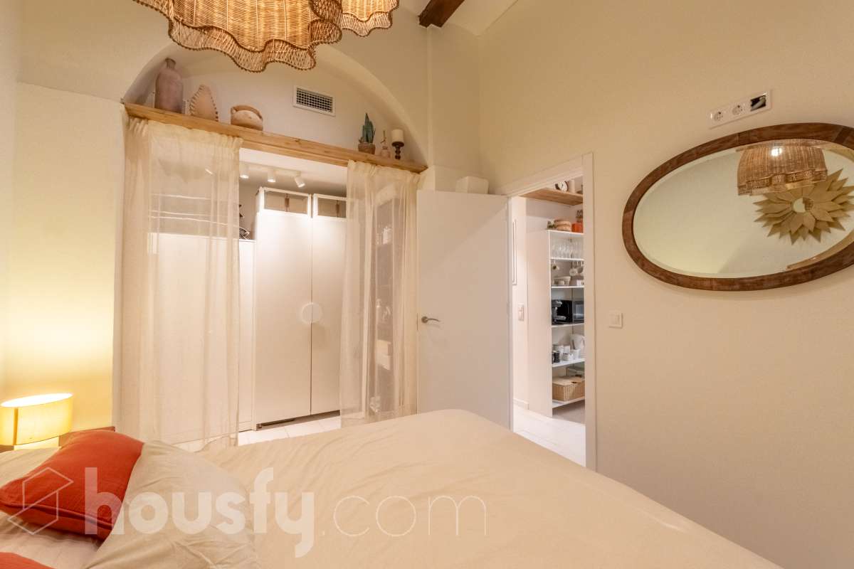 Housfy vende Fantástico local en planta baja, totalmente reformado y ubicado en pleno centro de Vilanova i la Geltrú. Un espacio versátil y acogedor, ideal tanto para desarrollar una actividad profesional como para disponer de una zona donde descansar con total comodidad. El inmueble se distribuye en dos salas independientes, una principal de mayor tamaño, perfecta como zona de trabajo, y una segunda sala más recogida que puede destinarse a despacho privado, sala de reuniones o espacio de descanso. Además, dispone de baño completo y se encuentra en excelente estado de conservación, listo para entrar. Su ubicación privilegiada en el centro de la ciudad permite disfrutar de todos los servicios, comercios y transportes a pocos pasos. Características principales: Planta baja. Totalmente reformado. Baño completo. Espacio ideal para trabajar y disponer de una zona de descanso. Ubicación céntrica y bien comunicada. Listo para entrar y empezar a disfrutarlo. Una excelente oportunidad para quienes buscan un espacio funcional, cómodo y bien ubicado, donde combinar trabajo y bienestar en pleno centro de Vilanova i la Geltrú. Aviso legal El precio de venta no incluye gastos de la compraventa como notaría, registro, impuestos, ni tampoco honorarios agencia. Esta publicación no es vinculante. Consulta siempre la nota simple con Housfy antes de formalizar la compraventa. Sobre nosotros Housfy es la plataforma integral de servicios inmobiliarios. Nuestra combinación de expertos y tecnología pone al alcance de todo el mundo servicios cómodos, claros y seguros. AICAT número: 7922. Nos encargamos de la gestión y asesoramiento de la compra. ¡Olvídate de todo! Hacemos los trámites por ti. Y, si además necesitas financiación, ponemos a tu disposición un bróker hipotecario para ayudarte a conseguir las mejores condiciones para tu perfil económico. ¿Quieres visitarla? Contacta con Housfy y agenda tu visita sin compromiso. Más información en: housfy.com-9