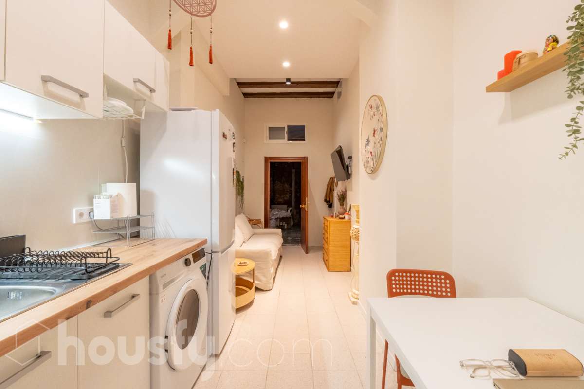 Housfy vende Fantástico local en planta baja, totalmente reformado y ubicado en pleno centro de Vilanova i la Geltrú. Un espacio versátil y acogedor, ideal tanto para desarrollar una actividad profesional como para disponer de una zona donde descansar con total comodidad. El inmueble se distribuye en dos salas independientes, una principal de mayor tamaño, perfecta como zona de trabajo, y una segunda sala más recogida que puede destinarse a despacho privado, sala de reuniones o espacio de descanso. Además, dispone de baño completo y se encuentra en excelente estado de conservación, listo para entrar. Su ubicación privilegiada en el centro de la ciudad permite disfrutar de todos los servicios, comercios y transportes a pocos pasos. Características principales: Planta baja. Totalmente reformado. Baño completo. Espacio ideal para trabajar y disponer de una zona de descanso. Ubicación céntrica y bien comunicada. Listo para entrar y empezar a disfrutarlo. Una excelente oportunidad para quienes buscan un espacio funcional, cómodo y bien ubicado, donde combinar trabajo y bienestar en pleno centro de Vilanova i la Geltrú. Aviso legal El precio de venta no incluye gastos de la compraventa como notaría, registro, impuestos, ni tampoco honorarios agencia. Esta publicación no es vinculante. Consulta siempre la nota simple con Housfy antes de formalizar la compraventa. Sobre nosotros Housfy es la plataforma integral de servicios inmobiliarios. Nuestra combinación de expertos y tecnología pone al alcance de todo el mundo servicios cómodos, claros y seguros. AICAT número: 7922. Nos encargamos de la gestión y asesoramiento de la compra. ¡Olvídate de todo! Hacemos los trámites por ti. Y, si además necesitas financiación, ponemos a tu disposición un bróker hipotecario para ayudarte a conseguir las mejores condiciones para tu perfil económico. ¿Quieres visitarla? Contacta con Housfy y agenda tu visita sin compromiso. Más información en: housfy.com-14