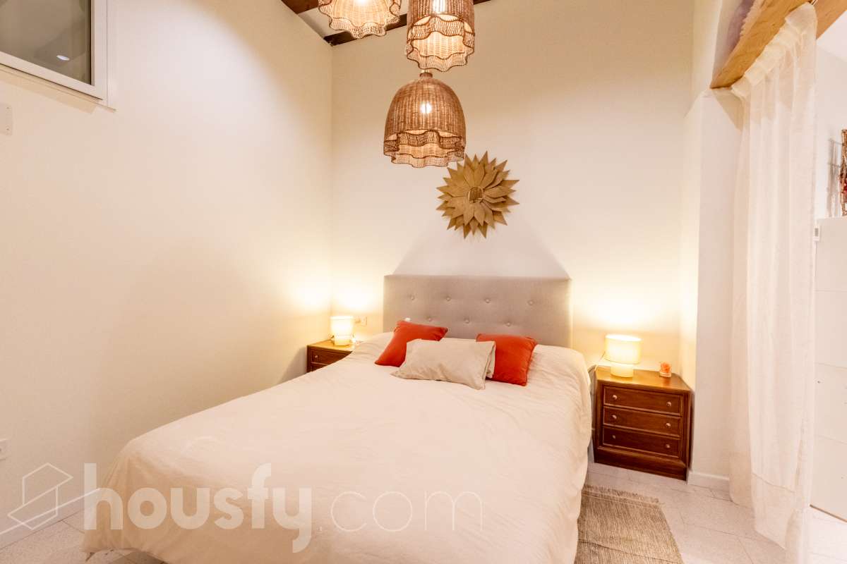 Housfy vende Fantástico local en planta baja, totalmente reformado y ubicado en pleno centro de Vilanova i la Geltrú. Un espacio versátil y acogedor, ideal tanto para desarrollar una actividad profesional como para disponer de una zona donde descansar con total comodidad. El inmueble se distribuye en dos salas independientes, una principal de mayor tamaño, perfecta como zona de trabajo, y una segunda sala más recogida que puede destinarse a despacho privado, sala de reuniones o espacio de descanso. Además, dispone de baño completo y se encuentra en excelente estado de conservación, listo para entrar. Su ubicación privilegiada en el centro de la ciudad permite disfrutar de todos los servicios, comercios y transportes a pocos pasos. Características principales: Planta baja. Totalmente reformado. Baño completo. Espacio ideal para trabajar y disponer de una zona de descanso. Ubicación céntrica y bien comunicada. Listo para entrar y empezar a disfrutarlo. Una excelente oportunidad para quienes buscan un espacio funcional, cómodo y bien ubicado, donde combinar trabajo y bienestar en pleno centro de Vilanova i la Geltrú. Aviso legal El precio de venta no incluye gastos de la compraventa como notaría, registro, impuestos, ni tampoco honorarios agencia. Esta publicación no es vinculante. Consulta siempre la nota simple con Housfy antes de formalizar la compraventa. Sobre nosotros Housfy es la plataforma integral de servicios inmobiliarios. Nuestra combinación de expertos y tecnología pone al alcance de todo el mundo servicios cómodos, claros y seguros. AICAT número: 7922. Nos encargamos de la gestión y asesoramiento de la compra. ¡Olvídate de todo! Hacemos los trámites por ti. Y, si además necesitas financiación, ponemos a tu disposición un bróker hipotecario para ayudarte a conseguir las mejores condiciones para tu perfil económico. ¿Quieres visitarla? Contacta con Housfy y agenda tu visita sin compromiso. Más información en: housfy.com-3
