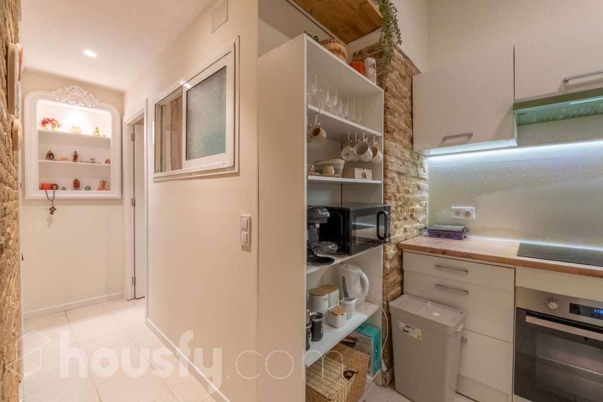 Housfy vende Fantástico local en planta baja, totalmente reformado y ubicado en pleno centro de Vilanova i la Geltrú. Un espacio versátil y acogedor, ideal tanto para desarrollar una actividad profesional como para disponer de una zona donde descansar con total comodidad. El inmueble se distribuye en dos salas independientes, una principal de mayor tamaño, perfecta como zona de trabajo, y una segunda sala más recogida que puede destinarse a despacho privado, sala de reuniones o espacio de descanso. Además, dispone de baño completo y se encuentra en excelente estado de conservación, listo para entrar. Su ubicación privilegiada en el centro de la ciudad permite disfrutar de todos los servicios, comercios y transportes a pocos pasos. Características principales: Planta baja. Totalmente reformado. Baño completo. Espacio ideal para trabajar y disponer de una zona de descanso. Ubicación céntrica y bien comunicada. Listo para entrar y empezar a disfrutarlo. Una excelente oportunidad para quienes buscan un espacio funcional, cómodo y bien ubicado, donde combinar trabajo y bienestar en pleno centro de Vilanova i la Geltrú. Aviso legal El precio de venta no incluye gastos de la compraventa como notaría, registro, impuestos, ni tampoco honorarios agencia. Esta publicación no es vinculante. Consulta siempre la nota simple con Housfy antes de formalizar la compraventa. Sobre nosotros Housfy es la plataforma integral de servicios inmobiliarios. Nuestra combinación de expertos y tecnología pone al alcance de todo el mundo servicios cómodos, claros y seguros. AICAT número: 7922. Nos encargamos de la gestión y asesoramiento de la compra. ¡Olvídate de todo! Hacemos los trámites por ti. Y, si además necesitas financiación, ponemos a tu disposición un bróker hipotecario para ayudarte a conseguir las mejores condiciones para tu perfil económico. ¿Quieres visitarla? Contacta con Housfy y agenda tu visita sin compromiso. Más información en: housfy.com-12
