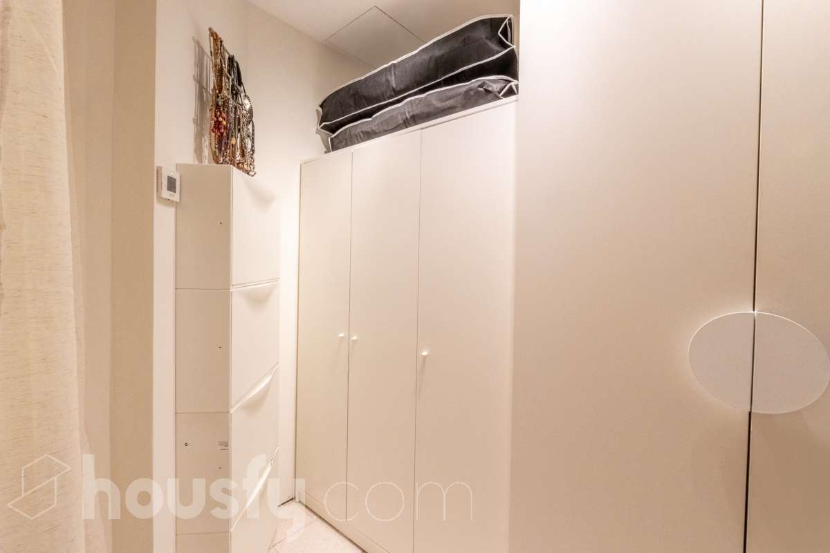 Housfy vende Fantástico local en planta baja, totalmente reformado y ubicado en pleno centro de Vilanova i la Geltrú. Un espacio versátil y acogedor, ideal tanto para desarrollar una actividad profesional como para disponer de una zona donde descansar con total comodidad. El inmueble se distribuye en dos salas independientes, una principal de mayor tamaño, perfecta como zona de trabajo, y una segunda sala más recogida que puede destinarse a despacho privado, sala de reuniones o espacio de descanso. Además, dispone de baño completo y se encuentra en excelente estado de conservación, listo para entrar. Su ubicación privilegiada en el centro de la ciudad permite disfrutar de todos los servicios, comercios y transportes a pocos pasos. Características principales: Planta baja. Totalmente reformado. Baño completo. Espacio ideal para trabajar y disponer de una zona de descanso. Ubicación céntrica y bien comunicada. Listo para entrar y empezar a disfrutarlo. Una excelente oportunidad para quienes buscan un espacio funcional, cómodo y bien ubicado, donde combinar trabajo y bienestar en pleno centro de Vilanova i la Geltrú. Aviso legal El precio de venta no incluye gastos de la compraventa como notaría, registro, impuestos, ni tampoco honorarios agencia. Esta publicación no es vinculante. Consulta siempre la nota simple con Housfy antes de formalizar la compraventa. Sobre nosotros Housfy es la plataforma integral de servicios inmobiliarios. Nuestra combinación de expertos y tecnología pone al alcance de todo el mundo servicios cómodos, claros y seguros. AICAT número: 7922. Nos encargamos de la gestión y asesoramiento de la compra. ¡Olvídate de todo! Hacemos los trámites por ti. Y, si además necesitas financiación, ponemos a tu disposición un bróker hipotecario para ayudarte a conseguir las mejores condiciones para tu perfil económico. ¿Quieres visitarla? Contacta con Housfy y agenda tu visita sin compromiso. Más información en: housfy.com-5