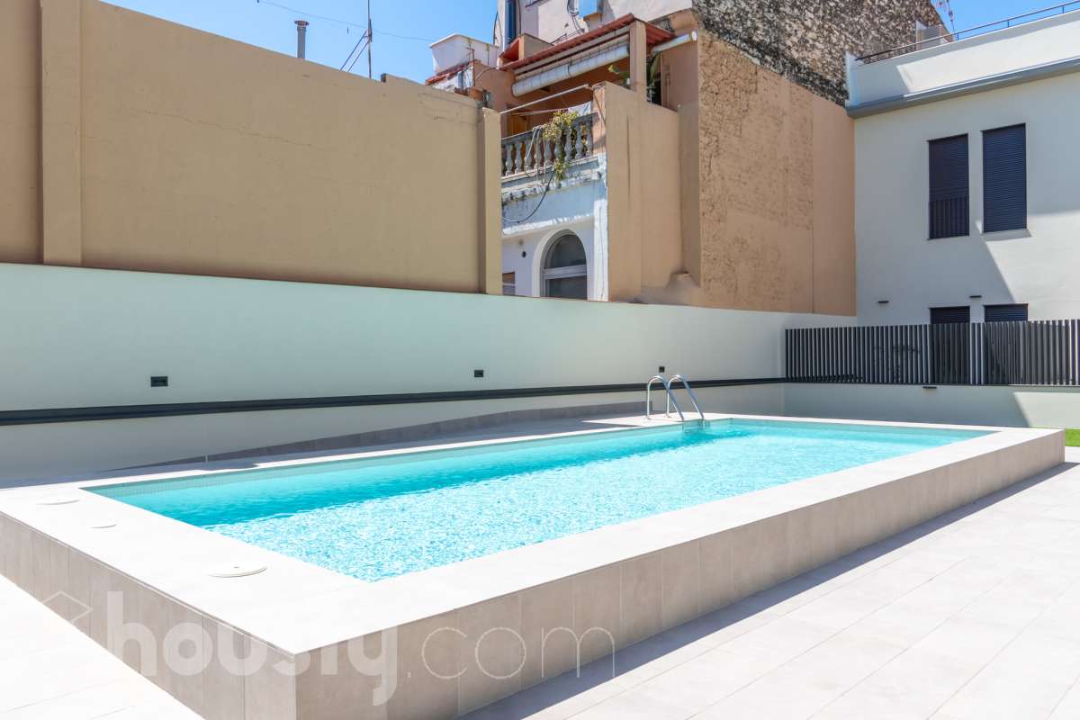 Housfy vende este fabuloso piso situado en pleno corazón de Vilanova i la Geltrú, en la emblemática Plaça de la Vila, una ubicación privilegiada donde disfrutar de todos los servicios, comercios y la vida del centro urbano. La vivienda cuenta con una amplia habitación doble, un baño completo y una moderna cocina integrada al salón-comedor, creando un espacio diáfano, funcional y muy luminoso. Dispone de sistema de aerotermia, que garantiza una alta eficiencia energética y un excelente confort durante todo el año. El edificio cuenta con ascensor y una fantástica piscina comunitaria, ideal para relajarse y disfrutar del buen tiempo. Una oportunidad única para quienes buscan comodidad, eficiencia y una ubicación inmejorable en el centro de la ciudad. ¡Ven a visitarlo y enamórate de tu nuevo hogar! Zona y entorno Respecto a la ubicación, se sitúa en Vilanova i la Geltrú, municipio de Barcelona. Esta propiedad se encuentra cerca de transporte público, colegios, supermercados y farmacias. Aviso legal El precio de venta no incluye gastos de la compraventa como notaría, registro, impuestos, ni tampoco honorarios agencia. Esta publicación no es vinculante. Consulta siempre la nota simple con Housfy antes de formalizar la compraventa. Sobre nosotros Housfy es la plataforma integral de servicios inmobiliarios. Nuestra combinación de expertos y tecnología pone al alcance de todo el mundo servicios cómodos, claros y seguros. AICAT número: 7922. Nos encargamos de la gestión y asesoramiento de la compra. ¡Olvídate de todo! Hacemos los trámites por ti. Y, si además necesitas financiación, ponemos a tu disposición un bróker hipotecario para ayudarte a conseguir las mejores condiciones para tu perfil económico. ¿Quieres visitarla? Contacta con Housfy y agenda tu visita sin compromiso. Más información en: housfy.com-19