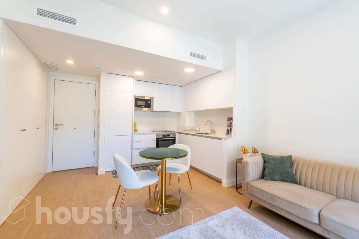 Housfy vende este fabuloso piso situado en pleno corazón de Vilanova i la Geltrú, en la emblemática Plaça de la Vila, una ubicación privilegiada donde disfrutar de todos los servicios, comercios y la vida del centro urbano. La vivienda cuenta con una amplia habitación doble, un baño completo y una moderna cocina integrada al salón-comedor, creando un espacio diáfano, funcional y muy luminoso. Dispone de sistema de aerotermia, que garantiza una alta eficiencia energética y un excelente confort durante todo el año. El edificio cuenta con ascensor y una fantástica piscina comunitaria, ideal para relajarse y disfrutar del buen tiempo. Una oportunidad única para quienes buscan comodidad, eficiencia y una ubicación inmejorable en el centro de la ciudad. ¡Ven a visitarlo y enamórate de tu nuevo hogar! Zona y entorno Respecto a la ubicación, se sitúa en Vilanova i la Geltrú, municipio de Barcelona. Esta propiedad se encuentra cerca de transporte público, colegios, supermercados y farmacias. Aviso legal El precio de venta no incluye gastos de la compraventa como notaría, registro, impuestos, ni tampoco honorarios agencia. Esta publicación no es vinculante. Consulta siempre la nota simple con Housfy antes de formalizar la compraventa. Sobre nosotros Housfy es la plataforma integral de servicios inmobiliarios. Nuestra combinación de expertos y tecnología pone al alcance de todo el mundo servicios cómodos, claros y seguros. AICAT número: 7922. Nos encargamos de la gestión y asesoramiento de la compra. ¡Olvídate de todo! Hacemos los trámites por ti. Y, si además necesitas financiación, ponemos a tu disposición un bróker hipotecario para ayudarte a conseguir las mejores condiciones para tu perfil económico. ¿Quieres visitarla? Contacta con Housfy y agenda tu visita sin compromiso. Más información en: housfy.com-5
