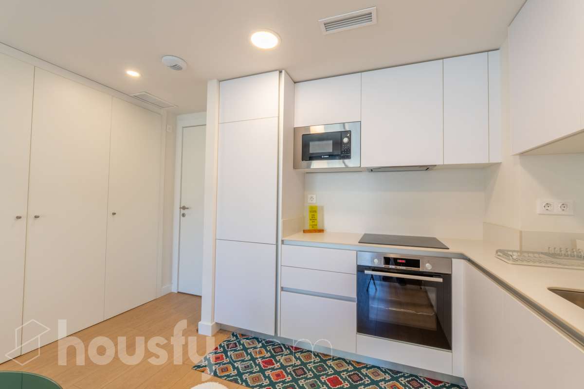 Housfy vende este fabuloso piso situado en pleno corazón de Vilanova i la Geltrú, en la emblemática Plaça de la Vila, una ubicación privilegiada donde disfrutar de todos los servicios, comercios y la vida del centro urbano. La vivienda cuenta con una amplia habitación doble, un baño completo y una moderna cocina integrada al salón-comedor, creando un espacio diáfano, funcional y muy luminoso. Dispone de sistema de aerotermia, que garantiza una alta eficiencia energética y un excelente confort durante todo el año. El edificio cuenta con ascensor y una fantástica piscina comunitaria, ideal para relajarse y disfrutar del buen tiempo. Una oportunidad única para quienes buscan comodidad, eficiencia y una ubicación inmejorable en el centro de la ciudad. ¡Ven a visitarlo y enamórate de tu nuevo hogar! Zona y entorno Respecto a la ubicación, se sitúa en Vilanova i la Geltrú, municipio de Barcelona. Esta propiedad se encuentra cerca de transporte público, colegios, supermercados y farmacias. Aviso legal El precio de venta no incluye gastos de la compraventa como notaría, registro, impuestos, ni tampoco honorarios agencia. Esta publicación no es vinculante. Consulta siempre la nota simple con Housfy antes de formalizar la compraventa. Sobre nosotros Housfy es la plataforma integral de servicios inmobiliarios. Nuestra combinación de expertos y tecnología pone al alcance de todo el mundo servicios cómodos, claros y seguros. AICAT número: 7922. Nos encargamos de la gestión y asesoramiento de la compra. ¡Olvídate de todo! Hacemos los trámites por ti. Y, si además necesitas financiación, ponemos a tu disposición un bróker hipotecario para ayudarte a conseguir las mejores condiciones para tu perfil económico. ¿Quieres visitarla? Contacta con Housfy y agenda tu visita sin compromiso. Más información en: housfy.com-10