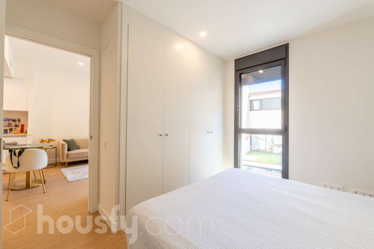 Housfy vende este fabuloso piso situado en pleno corazón de Vilanova i la Geltrú, en la emblemática Plaça de la Vila, una ubicación privilegiada donde disfrutar de todos los servicios, comercios y la vida del centro urbano. La vivienda cuenta con una amplia habitación doble, un baño completo y una moderna cocina integrada al salón-comedor, creando un espacio diáfano, funcional y muy luminoso. Dispone de sistema de aerotermia, que garantiza una alta eficiencia energética y un excelente confort durante todo el año. El edificio cuenta con ascensor y una fantástica piscina comunitaria, ideal para relajarse y disfrutar del buen tiempo. Una oportunidad única para quienes buscan comodidad, eficiencia y una ubicación inmejorable en el centro de la ciudad. ¡Ven a visitarlo y enamórate de tu nuevo hogar! Zona y entorno Respecto a la ubicación, se sitúa en Vilanova i la Geltrú, municipio de Barcelona. Esta propiedad se encuentra cerca de transporte público, colegios, supermercados y farmacias. Aviso legal El precio de venta no incluye gastos de la compraventa como notaría, registro, impuestos, ni tampoco honorarios agencia. Esta publicación no es vinculante. Consulta siempre la nota simple con Housfy antes de formalizar la compraventa. Sobre nosotros Housfy es la plataforma integral de servicios inmobiliarios. Nuestra combinación de expertos y tecnología pone al alcance de todo el mundo servicios cómodos, claros y seguros. AICAT número: 7922. Nos encargamos de la gestión y asesoramiento de la compra. ¡Olvídate de todo! Hacemos los trámites por ti. Y, si además necesitas financiación, ponemos a tu disposición un bróker hipotecario para ayudarte a conseguir las mejores condiciones para tu perfil económico. ¿Quieres visitarla? Contacta con Housfy y agenda tu visita sin compromiso. Más información en: housfy.com-15