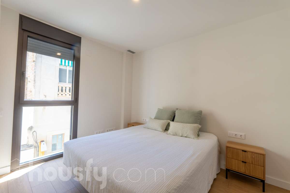 Housfy vende este fabuloso piso situado en pleno corazón de Vilanova i la Geltrú, en la emblemática Plaça de la Vila, una ubicación privilegiada donde disfrutar de todos los servicios, comercios y la vida del centro urbano. La vivienda cuenta con una amplia habitación doble, un baño completo y una moderna cocina integrada al salón-comedor, creando un espacio diáfano, funcional y muy luminoso. Dispone de sistema de aerotermia, que garantiza una alta eficiencia energética y un excelente confort durante todo el año. El edificio cuenta con ascensor y una fantástica piscina comunitaria, ideal para relajarse y disfrutar del buen tiempo. Una oportunidad única para quienes buscan comodidad, eficiencia y una ubicación inmejorable en el centro de la ciudad. ¡Ven a visitarlo y enamórate de tu nuevo hogar! Zona y entorno Respecto a la ubicación, se sitúa en Vilanova i la Geltrú, municipio de Barcelona. Esta propiedad se encuentra cerca de transporte público, colegios, supermercados y farmacias. Aviso legal El precio de venta no incluye gastos de la compraventa como notaría, registro, impuestos, ni tampoco honorarios agencia. Esta publicación no es vinculante. Consulta siempre la nota simple con Housfy antes de formalizar la compraventa. Sobre nosotros Housfy es la plataforma integral de servicios inmobiliarios. Nuestra combinación de expertos y tecnología pone al alcance de todo el mundo servicios cómodos, claros y seguros. AICAT número: 7922. Nos encargamos de la gestión y asesoramiento de la compra. ¡Olvídate de todo! Hacemos los trámites por ti. Y, si además necesitas financiación, ponemos a tu disposición un bróker hipotecario para ayudarte a conseguir las mejores condiciones para tu perfil económico. ¿Quieres visitarla? Contacta con Housfy y agenda tu visita sin compromiso. Más información en: housfy.com-14