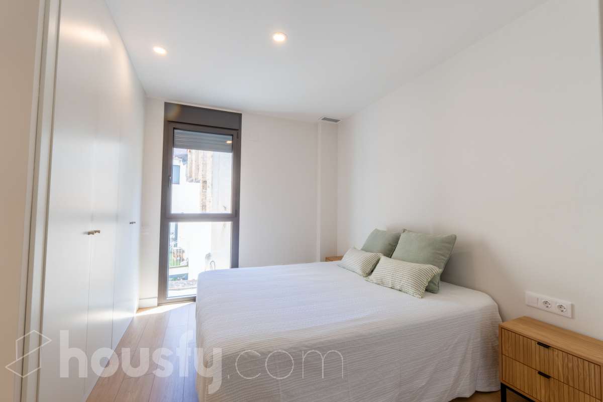 Housfy vende este fabuloso piso situado en pleno corazón de Vilanova i la Geltrú, en la emblemática Plaça de la Vila, una ubicación privilegiada donde disfrutar de todos los servicios, comercios y la vida del centro urbano. La vivienda cuenta con una amplia habitación doble, un baño completo y una moderna cocina integrada al salón-comedor, creando un espacio diáfano, funcional y muy luminoso. Dispone de sistema de aerotermia, que garantiza una alta eficiencia energética y un excelente confort durante todo el año. El edificio cuenta con ascensor y una fantástica piscina comunitaria, ideal para relajarse y disfrutar del buen tiempo. Una oportunidad única para quienes buscan comodidad, eficiencia y una ubicación inmejorable en el centro de la ciudad. ¡Ven a visitarlo y enamórate de tu nuevo hogar! Zona y entorno Respecto a la ubicación, se sitúa en Vilanova i la Geltrú, municipio de Barcelona. Esta propiedad se encuentra cerca de transporte público, colegios, supermercados y farmacias. Aviso legal El precio de venta no incluye gastos de la compraventa como notaría, registro, impuestos, ni tampoco honorarios agencia. Esta publicación no es vinculante. Consulta siempre la nota simple con Housfy antes de formalizar la compraventa. Sobre nosotros Housfy es la plataforma integral de servicios inmobiliarios. Nuestra combinación de expertos y tecnología pone al alcance de todo el mundo servicios cómodos, claros y seguros. AICAT número: 7922. Nos encargamos de la gestión y asesoramiento de la compra. ¡Olvídate de todo! Hacemos los trámites por ti. Y, si además necesitas financiación, ponemos a tu disposición un bróker hipotecario para ayudarte a conseguir las mejores condiciones para tu perfil económico. ¿Quieres visitarla? Contacta con Housfy y agenda tu visita sin compromiso. Más información en: housfy.com-18