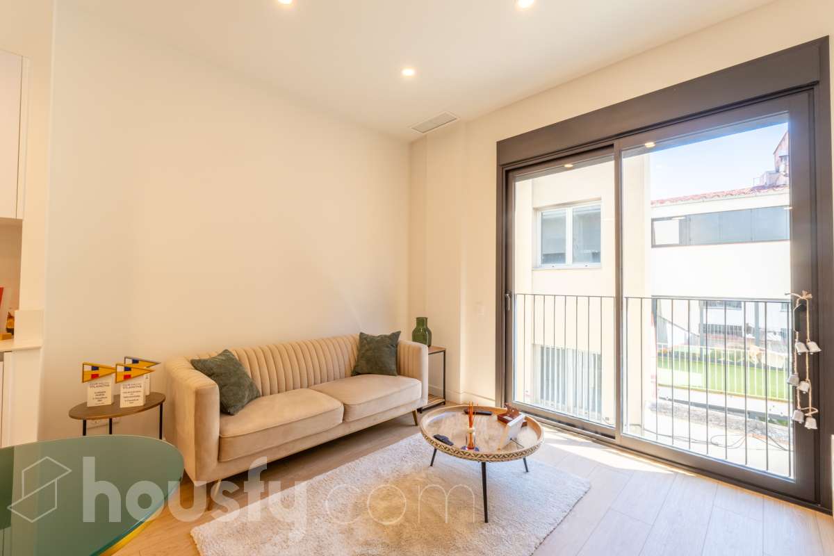 Housfy vende este fabuloso piso situado en pleno corazón de Vilanova i la Geltrú, en la emblemática Plaça de la Vila, una ubicación privilegiada donde disfrutar de todos los servicios, comercios y la vida del centro urbano. La vivienda cuenta con una amplia habitación doble, un baño completo y una moderna cocina integrada al salón-comedor, creando un espacio diáfano, funcional y muy luminoso. Dispone de sistema de aerotermia, que garantiza una alta eficiencia energética y un excelente confort durante todo el año. El edificio cuenta con ascensor y una fantástica piscina comunitaria, ideal para relajarse y disfrutar del buen tiempo. Una oportunidad única para quienes buscan comodidad, eficiencia y una ubicación inmejorable en el centro de la ciudad. ¡Ven a visitarlo y enamórate de tu nuevo hogar! Zona y entorno Respecto a la ubicación, se sitúa en Vilanova i la Geltrú, municipio de Barcelona. Esta propiedad se encuentra cerca de transporte público, colegios, supermercados y farmacias. Aviso legal El precio de venta no incluye gastos de la compraventa como notaría, registro, impuestos, ni tampoco honorarios agencia. Esta publicación no es vinculante. Consulta siempre la nota simple con Housfy antes de formalizar la compraventa. Sobre nosotros Housfy es la plataforma integral de servicios inmobiliarios. Nuestra combinación de expertos y tecnología pone al alcance de todo el mundo servicios cómodos, claros y seguros. AICAT número: 7922. Nos encargamos de la gestión y asesoramiento de la compra. ¡Olvídate de todo! Hacemos los trámites por ti. Y, si además necesitas financiación, ponemos a tu disposición un bróker hipotecario para ayudarte a conseguir las mejores condiciones para tu perfil económico. ¿Quieres visitarla? Contacta con Housfy y agenda tu visita sin compromiso. Más información en: housfy.com-7