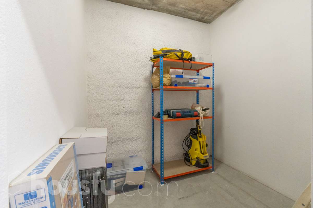 Housfy vende este fabuloso piso situado en pleno corazón de Vilanova i la Geltrú, en la emblemática Plaça de la Vila, una ubicación privilegiada donde disfrutar de todos los servicios, comercios y la vida del centro urbano. La vivienda cuenta con una amplia habitación doble, un baño completo y una moderna cocina integrada al salón-comedor, creando un espacio diáfano, funcional y muy luminoso. Dispone de sistema de aerotermia, que garantiza una alta eficiencia energética y un excelente confort durante todo el año. El edificio cuenta con ascensor y una fantástica piscina comunitaria, ideal para relajarse y disfrutar del buen tiempo. Una oportunidad única para quienes buscan comodidad, eficiencia y una ubicación inmejorable en el centro de la ciudad. ¡Ven a visitarlo y enamórate de tu nuevo hogar! Zona y entorno Respecto a la ubicación, se sitúa en Vilanova i la Geltrú, municipio de Barcelona. Esta propiedad se encuentra cerca de transporte público, colegios, supermercados y farmacias. Aviso legal El precio de venta no incluye gastos de la compraventa como notaría, registro, impuestos, ni tampoco honorarios agencia. Esta publicación no es vinculante. Consulta siempre la nota simple con Housfy antes de formalizar la compraventa. Sobre nosotros Housfy es la plataforma integral de servicios inmobiliarios. Nuestra combinación de expertos y tecnología pone al alcance de todo el mundo servicios cómodos, claros y seguros. AICAT número: 7922. Nos encargamos de la gestión y asesoramiento de la compra. ¡Olvídate de todo! Hacemos los trámites por ti. Y, si además necesitas financiación, ponemos a tu disposición un bróker hipotecario para ayudarte a conseguir las mejores condiciones para tu perfil económico. ¿Quieres visitarla? Contacta con Housfy y agenda tu visita sin compromiso. Más información en: housfy.com-20