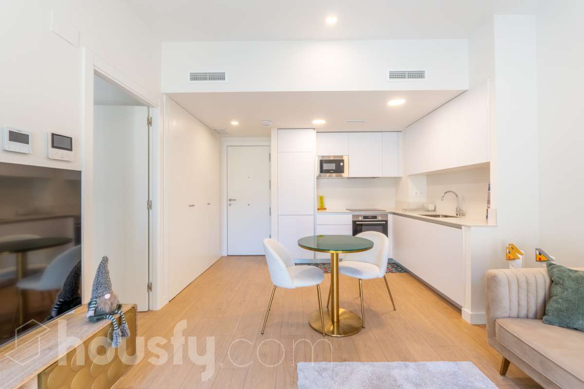 Housfy vende este fabuloso piso situado en pleno corazón de Vilanova i la Geltrú, en la emblemática Plaça de la Vila, una ubicación privilegiada donde disfrutar de todos los servicios, comercios y la vida del centro urbano. La vivienda cuenta con una amplia habitación doble, un baño completo y una moderna cocina integrada al salón-comedor, creando un espacio diáfano, funcional y muy luminoso. Dispone de sistema de aerotermia, que garantiza una alta eficiencia energética y un excelente confort durante todo el año. El edificio cuenta con ascensor y una fantástica piscina comunitaria, ideal para relajarse y disfrutar del buen tiempo. Una oportunidad única para quienes buscan comodidad, eficiencia y una ubicación inmejorable en el centro de la ciudad. ¡Ven a visitarlo y enamórate de tu nuevo hogar! Zona y entorno Respecto a la ubicación, se sitúa en Vilanova i la Geltrú, municipio de Barcelona. Esta propiedad se encuentra cerca de transporte público, colegios, supermercados y farmacias. Aviso legal El precio de venta no incluye gastos de la compraventa como notaría, registro, impuestos, ni tampoco honorarios agencia. Esta publicación no es vinculante. Consulta siempre la nota simple con Housfy antes de formalizar la compraventa. Sobre nosotros Housfy es la plataforma integral de servicios inmobiliarios. Nuestra combinación de expertos y tecnología pone al alcance de todo el mundo servicios cómodos, claros y seguros. AICAT número: 7922. Nos encargamos de la gestión y asesoramiento de la compra. ¡Olvídate de todo! Hacemos los trámites por ti. Y, si además necesitas financiación, ponemos a tu disposición un bróker hipotecario para ayudarte a conseguir las mejores condiciones para tu perfil económico. ¿Quieres visitarla? Contacta con Housfy y agenda tu visita sin compromiso. Más información en: housfy.com-4