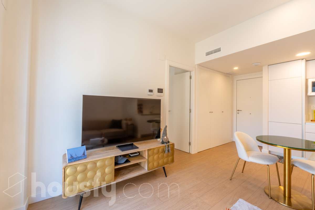 Housfy vende este fabuloso piso situado en pleno corazón de Vilanova i la Geltrú, en la emblemática Plaça de la Vila, una ubicación privilegiada donde disfrutar de todos los servicios, comercios y la vida del centro urbano. La vivienda cuenta con una amplia habitación doble, un baño completo y una moderna cocina integrada al salón-comedor, creando un espacio diáfano, funcional y muy luminoso. Dispone de sistema de aerotermia, que garantiza una alta eficiencia energética y un excelente confort durante todo el año. El edificio cuenta con ascensor y una fantástica piscina comunitaria, ideal para relajarse y disfrutar del buen tiempo. Una oportunidad única para quienes buscan comodidad, eficiencia y una ubicación inmejorable en el centro de la ciudad. ¡Ven a visitarlo y enamórate de tu nuevo hogar! Zona y entorno Respecto a la ubicación, se sitúa en Vilanova i la Geltrú, municipio de Barcelona. Esta propiedad se encuentra cerca de transporte público, colegios, supermercados y farmacias. Aviso legal El precio de venta no incluye gastos de la compraventa como notaría, registro, impuestos, ni tampoco honorarios agencia. Esta publicación no es vinculante. Consulta siempre la nota simple con Housfy antes de formalizar la compraventa. Sobre nosotros Housfy es la plataforma integral de servicios inmobiliarios. Nuestra combinación de expertos y tecnología pone al alcance de todo el mundo servicios cómodos, claros y seguros. AICAT número: 7922. Nos encargamos de la gestión y asesoramiento de la compra. ¡Olvídate de todo! Hacemos los trámites por ti. Y, si además necesitas financiación, ponemos a tu disposición un bróker hipotecario para ayudarte a conseguir las mejores condiciones para tu perfil económico. ¿Quieres visitarla? Contacta con Housfy y agenda tu visita sin compromiso. Más información en: housfy.com-6