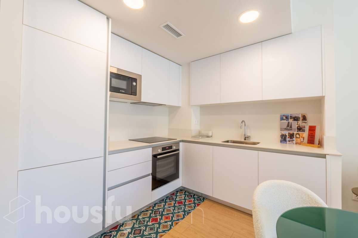 Housfy vende este fabuloso piso situado en pleno corazón de Vilanova i la Geltrú, en la emblemática Plaça de la Vila, una ubicación privilegiada donde disfrutar de todos los servicios, comercios y la vida del centro urbano. La vivienda cuenta con una amplia habitación doble, un baño completo y una moderna cocina integrada al salón-comedor, creando un espacio diáfano, funcional y muy luminoso. Dispone de sistema de aerotermia, que garantiza una alta eficiencia energética y un excelente confort durante todo el año. El edificio cuenta con ascensor y una fantástica piscina comunitaria, ideal para relajarse y disfrutar del buen tiempo. Una oportunidad única para quienes buscan comodidad, eficiencia y una ubicación inmejorable en el centro de la ciudad. ¡Ven a visitarlo y enamórate de tu nuevo hogar! Zona y entorno Respecto a la ubicación, se sitúa en Vilanova i la Geltrú, municipio de Barcelona. Esta propiedad se encuentra cerca de transporte público, colegios, supermercados y farmacias. Aviso legal El precio de venta no incluye gastos de la compraventa como notaría, registro, impuestos, ni tampoco honorarios agencia. Esta publicación no es vinculante. Consulta siempre la nota simple con Housfy antes de formalizar la compraventa. Sobre nosotros Housfy es la plataforma integral de servicios inmobiliarios. Nuestra combinación de expertos y tecnología pone al alcance de todo el mundo servicios cómodos, claros y seguros. AICAT número: 7922. Nos encargamos de la gestión y asesoramiento de la compra. ¡Olvídate de todo! Hacemos los trámites por ti. Y, si además necesitas financiación, ponemos a tu disposición un bróker hipotecario para ayudarte a conseguir las mejores condiciones para tu perfil económico. ¿Quieres visitarla? Contacta con Housfy y agenda tu visita sin compromiso. Más información en: housfy.com-9