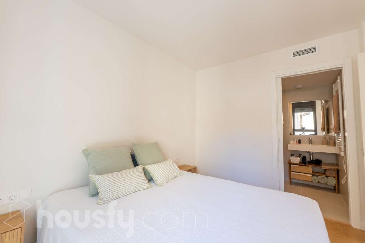 Housfy vende este fabuloso piso situado en pleno corazón de Vilanova i la Geltrú, en la emblemática Plaça de la Vila, una ubicación privilegiada donde disfrutar de todos los servicios, comercios y la vida del centro urbano. La vivienda cuenta con una amplia habitación doble, un baño completo y una moderna cocina integrada al salón-comedor, creando un espacio diáfano, funcional y muy luminoso. Dispone de sistema de aerotermia, que garantiza una alta eficiencia energética y un excelente confort durante todo el año. El edificio cuenta con ascensor y una fantástica piscina comunitaria, ideal para relajarse y disfrutar del buen tiempo. Una oportunidad única para quienes buscan comodidad, eficiencia y una ubicación inmejorable en el centro de la ciudad. ¡Ven a visitarlo y enamórate de tu nuevo hogar! Zona y entorno Respecto a la ubicación, se sitúa en Vilanova i la Geltrú, municipio de Barcelona. Esta propiedad se encuentra cerca de transporte público, colegios, supermercados y farmacias. Aviso legal El precio de venta no incluye gastos de la compraventa como notaría, registro, impuestos, ni tampoco honorarios agencia. Esta publicación no es vinculante. Consulta siempre la nota simple con Housfy antes de formalizar la compraventa. Sobre nosotros Housfy es la plataforma integral de servicios inmobiliarios. Nuestra combinación de expertos y tecnología pone al alcance de todo el mundo servicios cómodos, claros y seguros. AICAT número: 7922. Nos encargamos de la gestión y asesoramiento de la compra. ¡Olvídate de todo! Hacemos los trámites por ti. Y, si además necesitas financiación, ponemos a tu disposición un bróker hipotecario para ayudarte a conseguir las mejores condiciones para tu perfil económico. ¿Quieres visitarla? Contacta con Housfy y agenda tu visita sin compromiso. Más información en: housfy.com-16