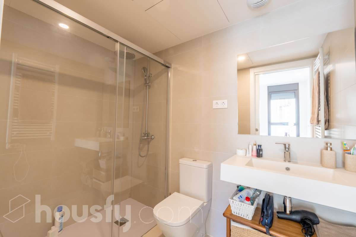 Housfy vende este fabuloso piso situado en pleno corazón de Vilanova i la Geltrú, en la emblemática Plaça de la Vila, una ubicación privilegiada donde disfrutar de todos los servicios, comercios y la vida del centro urbano. La vivienda cuenta con una amplia habitación doble, un baño completo y una moderna cocina integrada al salón-comedor, creando un espacio diáfano, funcional y muy luminoso. Dispone de sistema de aerotermia, que garantiza una alta eficiencia energética y un excelente confort durante todo el año. El edificio cuenta con ascensor y una fantástica piscina comunitaria, ideal para relajarse y disfrutar del buen tiempo. Una oportunidad única para quienes buscan comodidad, eficiencia y una ubicación inmejorable en el centro de la ciudad. ¡Ven a visitarlo y enamórate de tu nuevo hogar! Zona y entorno Respecto a la ubicación, se sitúa en Vilanova i la Geltrú, municipio de Barcelona. Esta propiedad se encuentra cerca de transporte público, colegios, supermercados y farmacias. Aviso legal El precio de venta no incluye gastos de la compraventa como notaría, registro, impuestos, ni tampoco honorarios agencia. Esta publicación no es vinculante. Consulta siempre la nota simple con Housfy antes de formalizar la compraventa. Sobre nosotros Housfy es la plataforma integral de servicios inmobiliarios. Nuestra combinación de expertos y tecnología pone al alcance de todo el mundo servicios cómodos, claros y seguros. AICAT número: 7922. Nos encargamos de la gestión y asesoramiento de la compra. ¡Olvídate de todo! Hacemos los trámites por ti. Y, si además necesitas financiación, ponemos a tu disposición un bróker hipotecario para ayudarte a conseguir las mejores condiciones para tu perfil económico. ¿Quieres visitarla? Contacta con Housfy y agenda tu visita sin compromiso. Más información en: housfy.com-13