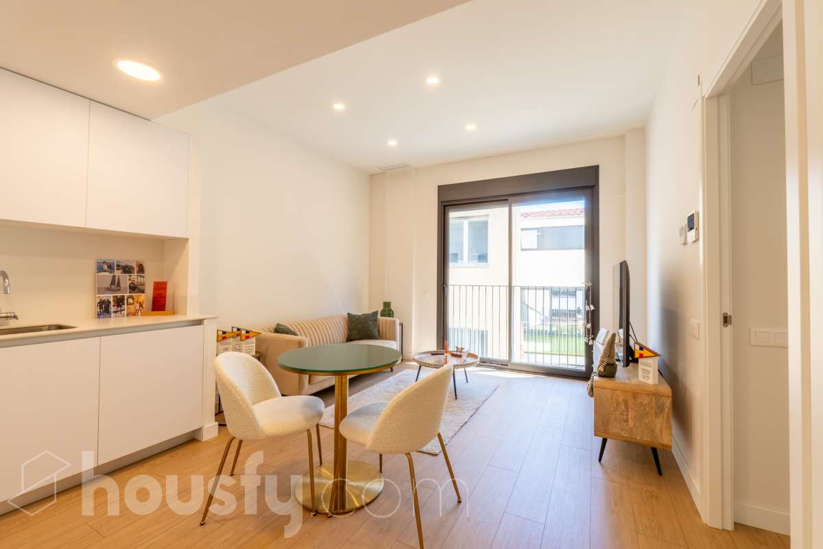 Housfy vende este fabuloso piso situado en pleno corazón de Vilanova i la Geltrú, en la emblemática Plaça de la Vila, una ubicación privilegiada donde disfrutar de todos los servicios, comercios y la vida del centro urbano. La vivienda cuenta con una amplia habitación doble, un baño completo y una moderna cocina integrada al salón-comedor, creando un espacio diáfano, funcional y muy luminoso. Dispone de sistema de aerotermia, que garantiza una alta eficiencia energética y un excelente confort durante todo el año. El edificio cuenta con ascensor y una fantástica piscina comunitaria, ideal para relajarse y disfrutar del buen tiempo. Una oportunidad única para quienes buscan comodidad, eficiencia y una ubicación inmejorable en el centro de la ciudad. ¡Ven a visitarlo y enamórate de tu nuevo hogar! Zona y entorno Respecto a la ubicación, se sitúa en Vilanova i la Geltrú, municipio de Barcelona. Esta propiedad se encuentra cerca de transporte público, colegios, supermercados y farmacias. Aviso legal El precio de venta no incluye gastos de la compraventa como notaría, registro, impuestos, ni tampoco honorarios agencia. Esta publicación no es vinculante. Consulta siempre la nota simple con Housfy antes de formalizar la compraventa. Sobre nosotros Housfy es la plataforma integral de servicios inmobiliarios. Nuestra combinación de expertos y tecnología pone al alcance de todo el mundo servicios cómodos, claros y seguros. AICAT número: 7922. Nos encargamos de la gestión y asesoramiento de la compra. ¡Olvídate de todo! Hacemos los trámites por ti. Y, si además necesitas financiación, ponemos a tu disposición un bróker hipotecario para ayudarte a conseguir las mejores condiciones para tu perfil económico. ¿Quieres visitarla? Contacta con Housfy y agenda tu visita sin compromiso. Más información en: housfy.com-8