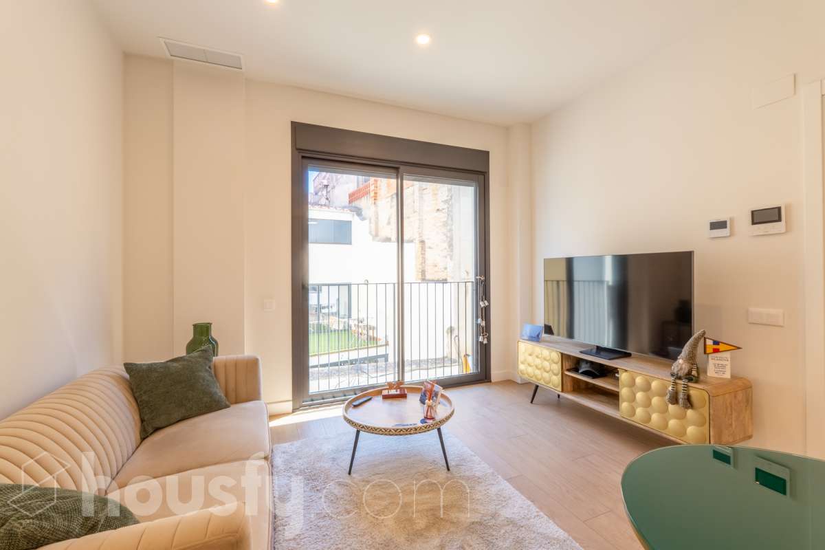 Housfy vende este fabuloso piso situado en pleno corazón de Vilanova i la Geltrú, en la emblemática Plaça de la Vila, una ubicación privilegiada donde disfrutar de todos los servicios, comercios y la vida del centro urbano. La vivienda cuenta con una amplia habitación doble, un baño completo y una moderna cocina integrada al salón-comedor, creando un espacio diáfano, funcional y muy luminoso. Dispone de sistema de aerotermia, que garantiza una alta eficiencia energética y un excelente confort durante todo el año. El edificio cuenta con ascensor y una fantástica piscina comunitaria, ideal para relajarse y disfrutar del buen tiempo. Una oportunidad única para quienes buscan comodidad, eficiencia y una ubicación inmejorable en el centro de la ciudad. ¡Ven a visitarlo y enamórate de tu nuevo hogar! Zona y entorno Respecto a la ubicación, se sitúa en Vilanova i la Geltrú, municipio de Barcelona. Esta propiedad se encuentra cerca de transporte público, colegios, supermercados y farmacias. Aviso legal El precio de venta no incluye gastos de la compraventa como notaría, registro, impuestos, ni tampoco honorarios agencia. Esta publicación no es vinculante. Consulta siempre la nota simple con Housfy antes de formalizar la compraventa. Sobre nosotros Housfy es la plataforma integral de servicios inmobiliarios. Nuestra combinación de expertos y tecnología pone al alcance de todo el mundo servicios cómodos, claros y seguros. AICAT número: 7922. Nos encargamos de la gestión y asesoramiento de la compra. ¡Olvídate de todo! Hacemos los trámites por ti. Y, si además necesitas financiación, ponemos a tu disposición un bróker hipotecario para ayudarte a conseguir las mejores condiciones para tu perfil económico. ¿Quieres visitarla? Contacta con Housfy y agenda tu visita sin compromiso. Más información en: housfy.com-3
