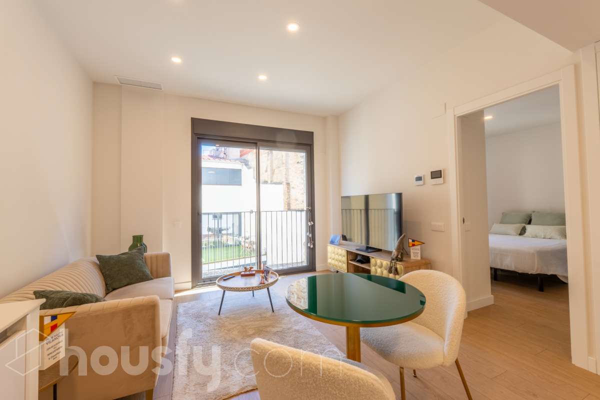 Housfy vende este fabuloso piso situado en pleno corazón de Vilanova i la Geltrú, en la emblemática Plaça de la Vila, una ubicación privilegiada donde disfrutar de todos los servicios, comercios y la vida del centro urbano. La vivienda cuenta con una amplia habitación doble, un baño completo y una moderna cocina integrada al salón-comedor, creando un espacio diáfano, funcional y muy luminoso. Dispone de sistema de aerotermia, que garantiza una alta eficiencia energética y un excelente confort durante todo el año. El edificio cuenta con ascensor y una fantástica piscina comunitaria, ideal para relajarse y disfrutar del buen tiempo. Una oportunidad única para quienes buscan comodidad, eficiencia y una ubicación inmejorable en el centro de la ciudad. ¡Ven a visitarlo y enamórate de tu nuevo hogar! Zona y entorno Respecto a la ubicación, se sitúa en Vilanova i la Geltrú, municipio de Barcelona. Esta propiedad se encuentra cerca de transporte público, colegios, supermercados y farmacias. Aviso legal El precio de venta no incluye gastos de la compraventa como notaría, registro, impuestos, ni tampoco honorarios agencia. Esta publicación no es vinculante. Consulta siempre la nota simple con Housfy antes de formalizar la compraventa. Sobre nosotros Housfy es la plataforma integral de servicios inmobiliarios. Nuestra combinación de expertos y tecnología pone al alcance de todo el mundo servicios cómodos, claros y seguros. AICAT número: 7922. Nos encargamos de la gestión y asesoramiento de la compra. ¡Olvídate de todo! Hacemos los trámites por ti. Y, si además necesitas financiación, ponemos a tu disposición un bróker hipotecario para ayudarte a conseguir las mejores condiciones para tu perfil económico. ¿Quieres visitarla? Contacta con Housfy y agenda tu visita sin compromiso. Más información en: housfy.com-2