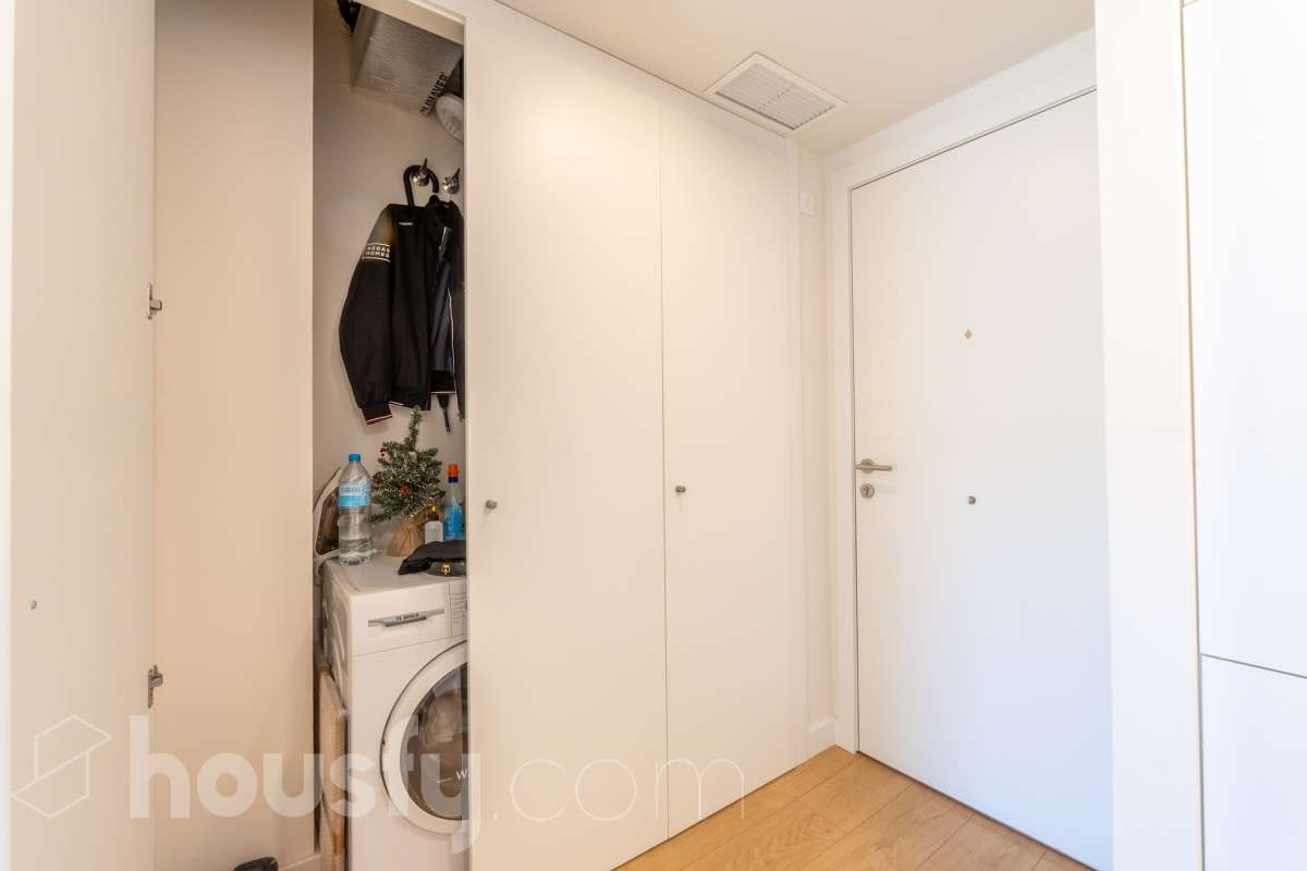 Housfy vende este fabuloso piso situado en pleno corazón de Vilanova i la Geltrú, en la emblemática Plaça de la Vila, una ubicación privilegiada donde disfrutar de todos los servicios, comercios y la vida del centro urbano. La vivienda cuenta con una amplia habitación doble, un baño completo y una moderna cocina integrada al salón-comedor, creando un espacio diáfano, funcional y muy luminoso. Dispone de sistema de aerotermia, que garantiza una alta eficiencia energética y un excelente confort durante todo el año. El edificio cuenta con ascensor y una fantástica piscina comunitaria, ideal para relajarse y disfrutar del buen tiempo. Una oportunidad única para quienes buscan comodidad, eficiencia y una ubicación inmejorable en el centro de la ciudad. ¡Ven a visitarlo y enamórate de tu nuevo hogar! Zona y entorno Respecto a la ubicación, se sitúa en Vilanova i la Geltrú, municipio de Barcelona. Esta propiedad se encuentra cerca de transporte público, colegios, supermercados y farmacias. Aviso legal El precio de venta no incluye gastos de la compraventa como notaría, registro, impuestos, ni tampoco honorarios agencia. Esta publicación no es vinculante. Consulta siempre la nota simple con Housfy antes de formalizar la compraventa. Sobre nosotros Housfy es la plataforma integral de servicios inmobiliarios. Nuestra combinación de expertos y tecnología pone al alcance de todo el mundo servicios cómodos, claros y seguros. AICAT número: 7922. Nos encargamos de la gestión y asesoramiento de la compra. ¡Olvídate de todo! Hacemos los trámites por ti. Y, si además necesitas financiación, ponemos a tu disposición un bróker hipotecario para ayudarte a conseguir las mejores condiciones para tu perfil económico. ¿Quieres visitarla? Contacta con Housfy y agenda tu visita sin compromiso. Más información en: housfy.com-11