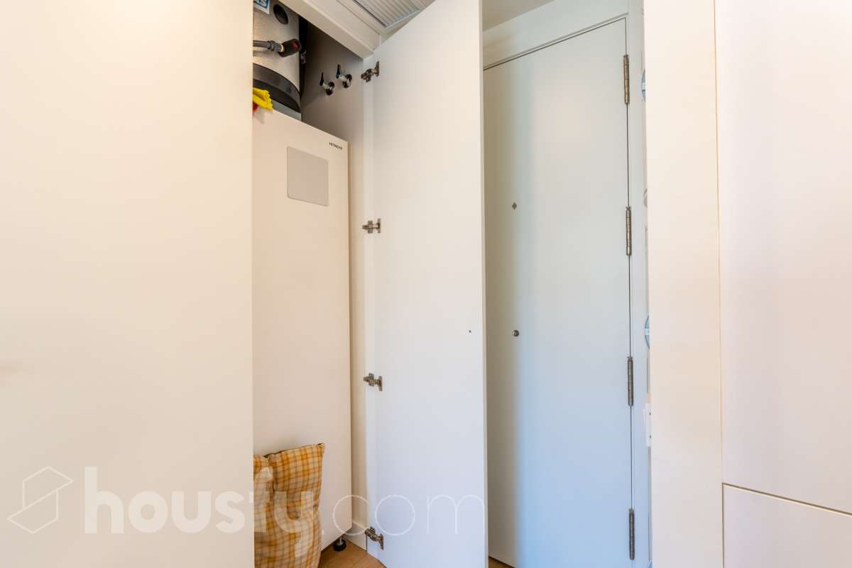 Housfy vende este fabuloso piso situado en pleno corazón de Vilanova i la Geltrú, en la emblemática Plaça de la Vila, una ubicación privilegiada donde disfrutar de todos los servicios, comercios y la vida del centro urbano. La vivienda cuenta con una amplia habitación doble, un baño completo y una moderna cocina integrada al salón-comedor, creando un espacio diáfano, funcional y muy luminoso. Dispone de sistema de aerotermia, que garantiza una alta eficiencia energética y un excelente confort durante todo el año. El edificio cuenta con ascensor y una fantástica piscina comunitaria, ideal para relajarse y disfrutar del buen tiempo. Una oportunidad única para quienes buscan comodidad, eficiencia y una ubicación inmejorable en el centro de la ciudad. ¡Ven a visitarlo y enamórate de tu nuevo hogar! Zona y entorno Respecto a la ubicación, se sitúa en Vilanova i la Geltrú, municipio de Barcelona. Esta propiedad se encuentra cerca de transporte público, colegios, supermercados y farmacias. Aviso legal El precio de venta no incluye gastos de la compraventa como notaría, registro, impuestos, ni tampoco honorarios agencia. Esta publicación no es vinculante. Consulta siempre la nota simple con Housfy antes de formalizar la compraventa. Sobre nosotros Housfy es la plataforma integral de servicios inmobiliarios. Nuestra combinación de expertos y tecnología pone al alcance de todo el mundo servicios cómodos, claros y seguros. AICAT número: 7922. Nos encargamos de la gestión y asesoramiento de la compra. ¡Olvídate de todo! Hacemos los trámites por ti. Y, si además necesitas financiación, ponemos a tu disposición un bróker hipotecario para ayudarte a conseguir las mejores condiciones para tu perfil económico. ¿Quieres visitarla? Contacta con Housfy y agenda tu visita sin compromiso. Más información en: housfy.com-12