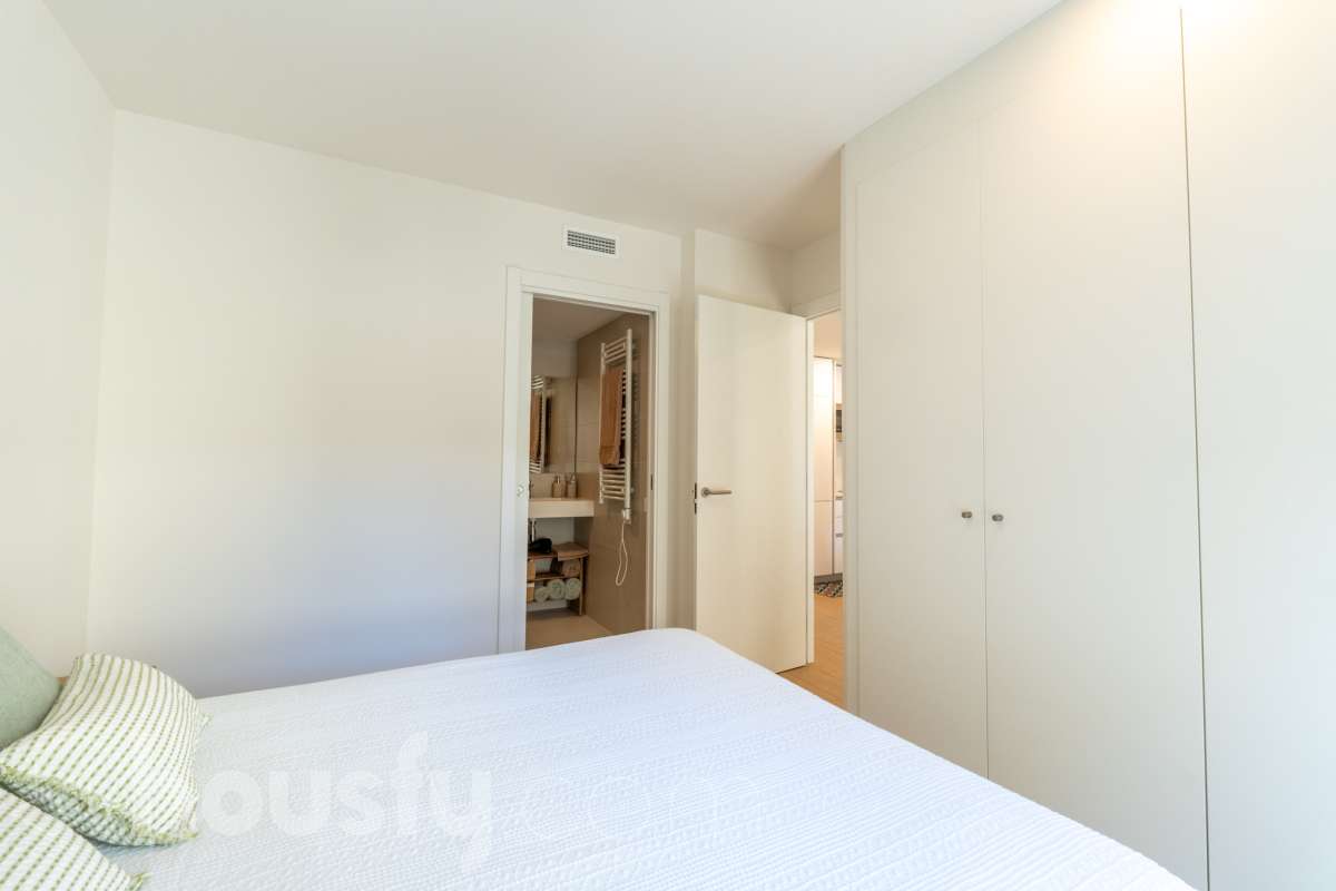 Housfy vende este fabuloso piso situado en pleno corazón de Vilanova i la Geltrú, en la emblemática Plaça de la Vila, una ubicación privilegiada donde disfrutar de todos los servicios, comercios y la vida del centro urbano. La vivienda cuenta con una amplia habitación doble, un baño completo y una moderna cocina integrada al salón-comedor, creando un espacio diáfano, funcional y muy luminoso. Dispone de sistema de aerotermia, que garantiza una alta eficiencia energética y un excelente confort durante todo el año. El edificio cuenta con ascensor y una fantástica piscina comunitaria, ideal para relajarse y disfrutar del buen tiempo. Una oportunidad única para quienes buscan comodidad, eficiencia y una ubicación inmejorable en el centro de la ciudad. ¡Ven a visitarlo y enamórate de tu nuevo hogar! Zona y entorno Respecto a la ubicación, se sitúa en Vilanova i la Geltrú, municipio de Barcelona. Esta propiedad se encuentra cerca de transporte público, colegios, supermercados y farmacias. Aviso legal El precio de venta no incluye gastos de la compraventa como notaría, registro, impuestos, ni tampoco honorarios agencia. Esta publicación no es vinculante. Consulta siempre la nota simple con Housfy antes de formalizar la compraventa. Sobre nosotros Housfy es la plataforma integral de servicios inmobiliarios. Nuestra combinación de expertos y tecnología pone al alcance de todo el mundo servicios cómodos, claros y seguros. AICAT número: 7922. Nos encargamos de la gestión y asesoramiento de la compra. ¡Olvídate de todo! Hacemos los trámites por ti. Y, si además necesitas financiación, ponemos a tu disposición un bróker hipotecario para ayudarte a conseguir las mejores condiciones para tu perfil económico. ¿Quieres visitarla? Contacta con Housfy y agenda tu visita sin compromiso. Más información en: housfy.com-17