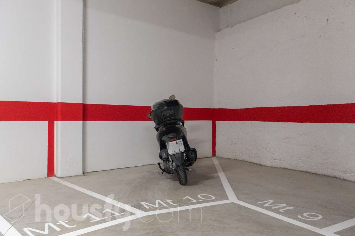 Housfy vende este fabuloso piso situado en pleno corazón de Vilanova i la Geltrú, en la emblemática Plaça de la Vila, una ubicación privilegiada donde disfrutar de todos los servicios, comercios y la vida del centro urbano. La vivienda cuenta con una amplia habitación doble, un baño completo y una moderna cocina integrada al salón-comedor, creando un espacio diáfano, funcional y muy luminoso. Dispone de sistema de aerotermia, que garantiza una alta eficiencia energética y un excelente confort durante todo el año. El edificio cuenta con ascensor y una fantástica piscina comunitaria, ideal para relajarse y disfrutar del buen tiempo. Una oportunidad única para quienes buscan comodidad, eficiencia y una ubicación inmejorable en el centro de la ciudad. ¡Ven a visitarlo y enamórate de tu nuevo hogar! Zona y entorno Respecto a la ubicación, se sitúa en Vilanova i la Geltrú, municipio de Barcelona. Esta propiedad se encuentra cerca de transporte público, colegios, supermercados y farmacias. Aviso legal El precio de venta no incluye gastos de la compraventa como notaría, registro, impuestos, ni tampoco honorarios agencia. Esta publicación no es vinculante. Consulta siempre la nota simple con Housfy antes de formalizar la compraventa. Sobre nosotros Housfy es la plataforma integral de servicios inmobiliarios. Nuestra combinación de expertos y tecnología pone al alcance de todo el mundo servicios cómodos, claros y seguros. AICAT número: 7922. Nos encargamos de la gestión y asesoramiento de la compra. ¡Olvídate de todo! Hacemos los trámites por ti. Y, si además necesitas financiación, ponemos a tu disposición un bróker hipotecario para ayudarte a conseguir las mejores condiciones para tu perfil económico. ¿Quieres visitarla? Contacta con Housfy y agenda tu visita sin compromiso. Más información en: housfy.com-23