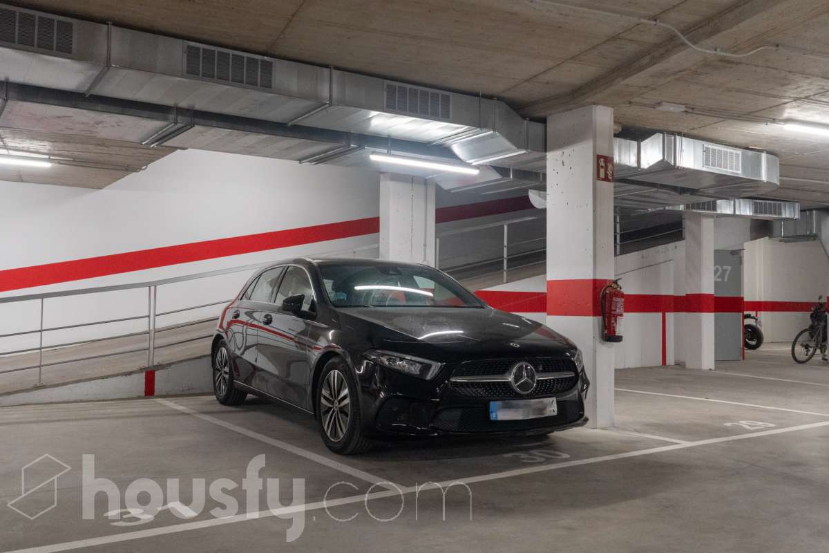 Housfy vende este fabuloso piso situado en pleno corazón de Vilanova i la Geltrú, en la emblemática Plaça de la Vila, una ubicación privilegiada donde disfrutar de todos los servicios, comercios y la vida del centro urbano. La vivienda cuenta con una amplia habitación doble, un baño completo y una moderna cocina integrada al salón-comedor, creando un espacio diáfano, funcional y muy luminoso. Dispone de sistema de aerotermia, que garantiza una alta eficiencia energética y un excelente confort durante todo el año. El edificio cuenta con ascensor y una fantástica piscina comunitaria, ideal para relajarse y disfrutar del buen tiempo. Una oportunidad única para quienes buscan comodidad, eficiencia y una ubicación inmejorable en el centro de la ciudad. ¡Ven a visitarlo y enamórate de tu nuevo hogar! Zona y entorno Respecto a la ubicación, se sitúa en Vilanova i la Geltrú, municipio de Barcelona. Esta propiedad se encuentra cerca de transporte público, colegios, supermercados y farmacias. Aviso legal El precio de venta no incluye gastos de la compraventa como notaría, registro, impuestos, ni tampoco honorarios agencia. Esta publicación no es vinculante. Consulta siempre la nota simple con Housfy antes de formalizar la compraventa. Sobre nosotros Housfy es la plataforma integral de servicios inmobiliarios. Nuestra combinación de expertos y tecnología pone al alcance de todo el mundo servicios cómodos, claros y seguros. AICAT número: 7922. Nos encargamos de la gestión y asesoramiento de la compra. ¡Olvídate de todo! Hacemos los trámites por ti. Y, si además necesitas financiación, ponemos a tu disposición un bróker hipotecario para ayudarte a conseguir las mejores condiciones para tu perfil económico. ¿Quieres visitarla? Contacta con Housfy y agenda tu visita sin compromiso. Más información en: housfy.com-22