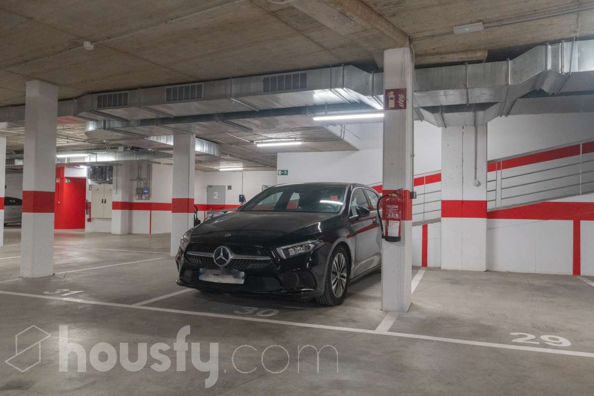 Housfy vende este fabuloso piso situado en pleno corazón de Vilanova i la Geltrú, en la emblemática Plaça de la Vila, una ubicación privilegiada donde disfrutar de todos los servicios, comercios y la vida del centro urbano. La vivienda cuenta con una amplia habitación doble, un baño completo y una moderna cocina integrada al salón-comedor, creando un espacio diáfano, funcional y muy luminoso. Dispone de sistema de aerotermia, que garantiza una alta eficiencia energética y un excelente confort durante todo el año. El edificio cuenta con ascensor y una fantástica piscina comunitaria, ideal para relajarse y disfrutar del buen tiempo. Una oportunidad única para quienes buscan comodidad, eficiencia y una ubicación inmejorable en el centro de la ciudad. ¡Ven a visitarlo y enamórate de tu nuevo hogar! Zona y entorno Respecto a la ubicación, se sitúa en Vilanova i la Geltrú, municipio de Barcelona. Esta propiedad se encuentra cerca de transporte público, colegios, supermercados y farmacias. Aviso legal El precio de venta no incluye gastos de la compraventa como notaría, registro, impuestos, ni tampoco honorarios agencia. Esta publicación no es vinculante. Consulta siempre la nota simple con Housfy antes de formalizar la compraventa. Sobre nosotros Housfy es la plataforma integral de servicios inmobiliarios. Nuestra combinación de expertos y tecnología pone al alcance de todo el mundo servicios cómodos, claros y seguros. AICAT número: 7922. Nos encargamos de la gestión y asesoramiento de la compra. ¡Olvídate de todo! Hacemos los trámites por ti. Y, si además necesitas financiación, ponemos a tu disposición un bróker hipotecario para ayudarte a conseguir las mejores condiciones para tu perfil económico. ¿Quieres visitarla? Contacta con Housfy y agenda tu visita sin compromiso. Más información en: housfy.com-21