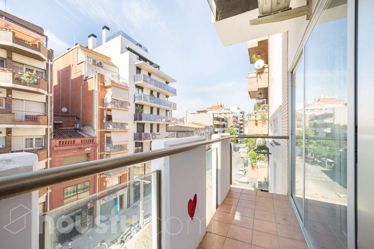Housfy vende 🏡 amplio tríplex ubicado en Badalona, el cuál consta de 146m2 construidos (verificados con la Dirección General de Catastro). Construido en el año 2003. Distribución de estancias Acceso a vivienda por planta intermedia (4ª Planta) con salón comedor, recibidor, cocina, aseo y salida a balcón exterior con vistas al carrer Francensc Layret. Planta inferior (3ª Planta) consta de 3 dormitorios, un cuarto de baño y salida a balcón. Planta Superior (5ª Planta) con espacio polivalente actualmente destinado a dormitorio, con baño completo y salida a terraza. La vivienda dispone de 146m2 construidos, de los cuales son 114 útiles, terraza de 24m2 y dos balcones de aproximadamente 4m2. Plaza de aparcamiento opcional (NO INCLUIDO EN EL PRECIO) Características específicas : -Cédula de habitabilidad -Ascensor - Ubicación inmejorable. - Conectado con todos los servicios y transporte público. Zona y entorno Respecto a la ubicación, se sitúa en Badalona, municipio de Barcelona. Esta propiedad se encuentra cerca de transporte público, colegios, supermercados y farmacias. Aviso legal El precio de venta no incluye gastos de la compraventa como notaría, registro, impuestos, ni tampoco honorarios agencia. Esta publicación no es vinculante. Consulta siempre la nota simple con Housfy antes de formalizar la compraventa. Sobre nosotros Housfy es la plataforma integral de servicios inmobiliarios. Nuestra combinación de expertos y tecnología pone al alcance de todo el mundo servicios cómodos, claros y seguros. AICAT número: 7922. Nos encargamos de la gestión y asesoramiento de la compra. ¡Olvídate de todo! Hacemos los trámites por ti. Y, si además necesitas financiación, ponemos a tu disposición un bróker hipotecario para ayudarte a conseguir las mejores condiciones para tu perfil económico. ¿Quieres visitarla? Contacta con Housfy y agenda tu visita sin compromiso. Más información en: housfy.com En cumplimiento de la Ley 8/2026 en Cataluña, el certificado de presencia o ausencia de amianto se encuentra en proceso de tramitación.-30