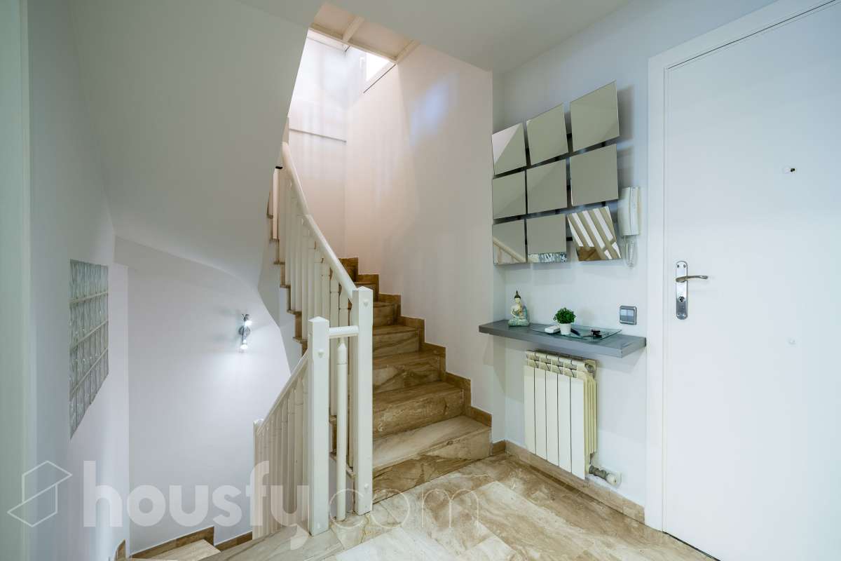 Housfy vende 🏡 amplio tríplex ubicado en Badalona, el cuál consta de 146m2 construidos (verificados con la Dirección General de Catastro). Construido en el año 2003. Distribución de estancias Acceso a vivienda por planta intermedia (4ª Planta) con salón comedor, recibidor, cocina, aseo y salida a balcón exterior con vistas al carrer Francensc Layret. Planta inferior (3ª Planta) consta de 3 dormitorios, un cuarto de baño y salida a balcón. Planta Superior (5ª Planta) con espacio polivalente actualmente destinado a dormitorio, con baño completo y salida a terraza. La vivienda dispone de 146m2 construidos, de los cuales son 114 útiles, terraza de 24m2 y dos balcones de aproximadamente 4m2. Plaza de aparcamiento opcional (NO INCLUIDO EN EL PRECIO) Características específicas : -Cédula de habitabilidad -Ascensor - Ubicación inmejorable. - Conectado con todos los servicios y transporte público. Zona y entorno Respecto a la ubicación, se sitúa en Badalona, municipio de Barcelona. Esta propiedad se encuentra cerca de transporte público, colegios, supermercados y farmacias. Aviso legal El precio de venta no incluye gastos de la compraventa como notaría, registro, impuestos, ni tampoco honorarios agencia. Esta publicación no es vinculante. Consulta siempre la nota simple con Housfy antes de formalizar la compraventa. Sobre nosotros Housfy es la plataforma integral de servicios inmobiliarios. Nuestra combinación de expertos y tecnología pone al alcance de todo el mundo servicios cómodos, claros y seguros. AICAT número: 7922. Nos encargamos de la gestión y asesoramiento de la compra. ¡Olvídate de todo! Hacemos los trámites por ti. Y, si además necesitas financiación, ponemos a tu disposición un bróker hipotecario para ayudarte a conseguir las mejores condiciones para tu perfil económico. ¿Quieres visitarla? Contacta con Housfy y agenda tu visita sin compromiso. Más información en: housfy.com En cumplimiento de la Ley 8/2026 en Cataluña, el certificado de presencia o ausencia de amianto se encuentra en proceso de tramitación.-15