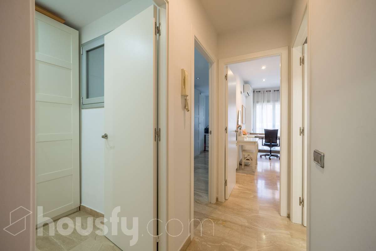 Housfy vende 🏡 amplio tríplex ubicado en Badalona, el cuál consta de 146m2 construidos (verificados con la Dirección General de Catastro). Construido en el año 2003. Distribución de estancias Acceso a vivienda por planta intermedia (4ª Planta) con salón comedor, recibidor, cocina, aseo y salida a balcón exterior con vistas al carrer Francensc Layret. Planta inferior (3ª Planta) consta de 3 dormitorios, un cuarto de baño y salida a balcón. Planta Superior (5ª Planta) con espacio polivalente actualmente destinado a dormitorio, con baño completo y salida a terraza. La vivienda dispone de 146m2 construidos, de los cuales son 114 útiles, terraza de 24m2 y dos balcones de aproximadamente 4m2. Plaza de aparcamiento opcional (NO INCLUIDO EN EL PRECIO) Características específicas : -Cédula de habitabilidad -Ascensor - Ubicación inmejorable. - Conectado con todos los servicios y transporte público. Zona y entorno Respecto a la ubicación, se sitúa en Badalona, municipio de Barcelona. Esta propiedad se encuentra cerca de transporte público, colegios, supermercados y farmacias. Aviso legal El precio de venta no incluye gastos de la compraventa como notaría, registro, impuestos, ni tampoco honorarios agencia. Esta publicación no es vinculante. Consulta siempre la nota simple con Housfy antes de formalizar la compraventa. Sobre nosotros Housfy es la plataforma integral de servicios inmobiliarios. Nuestra combinación de expertos y tecnología pone al alcance de todo el mundo servicios cómodos, claros y seguros. AICAT número: 7922. Nos encargamos de la gestión y asesoramiento de la compra. ¡Olvídate de todo! Hacemos los trámites por ti. Y, si además necesitas financiación, ponemos a tu disposición un bróker hipotecario para ayudarte a conseguir las mejores condiciones para tu perfil económico. ¿Quieres visitarla? Contacta con Housfy y agenda tu visita sin compromiso. Más información en: housfy.com En cumplimiento de la Ley 8/2026 en Cataluña, el certificado de presencia o ausencia de amianto se encuentra en proceso de tramitación.-23
