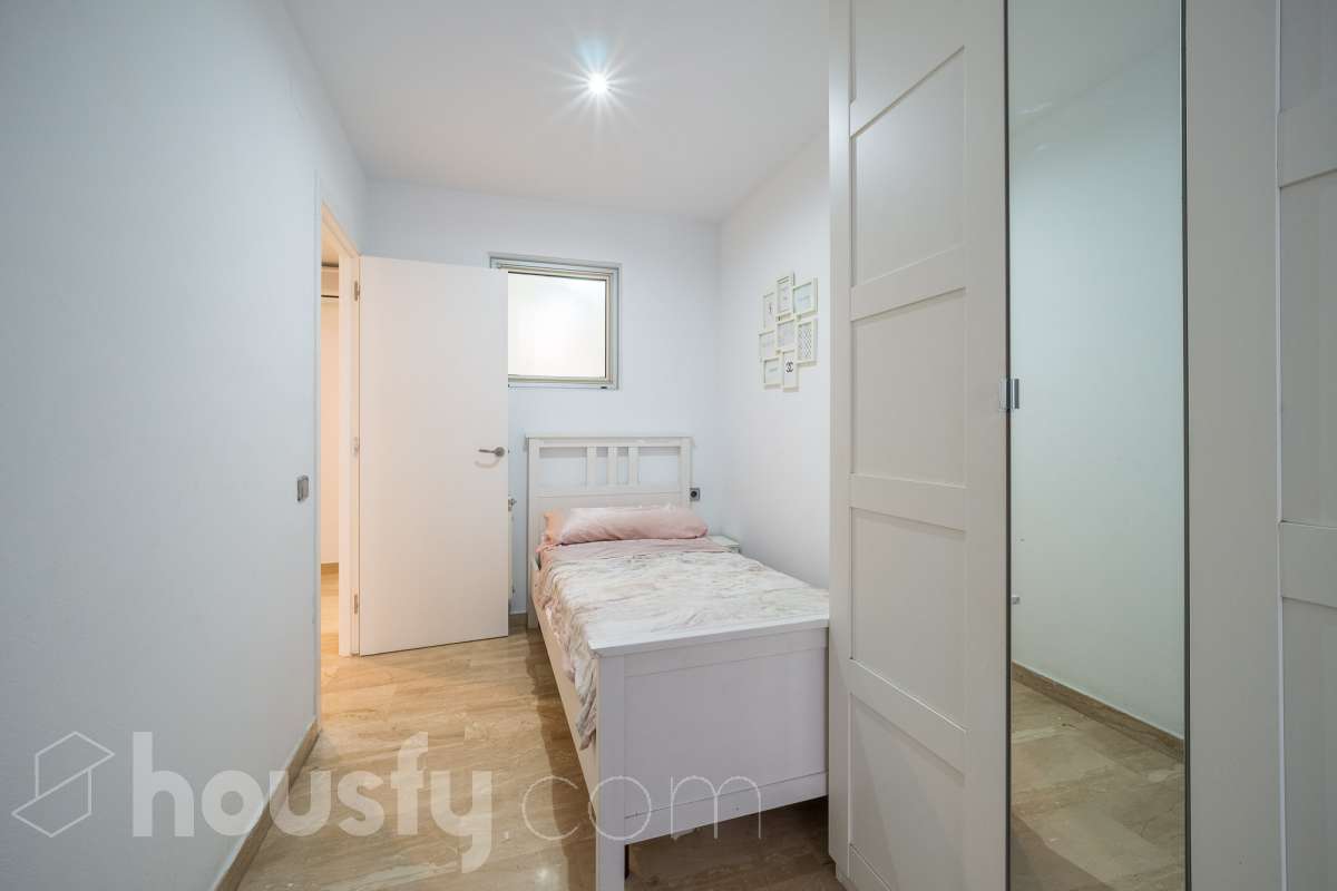 Housfy vende 🏡 amplio tríplex ubicado en Badalona, el cuál consta de 146m2 construidos (verificados con la Dirección General de Catastro). Construido en el año 2003. Distribución de estancias Acceso a vivienda por planta intermedia (4ª Planta) con salón comedor, recibidor, cocina, aseo y salida a balcón exterior con vistas al carrer Francensc Layret. Planta inferior (3ª Planta) consta de 3 dormitorios, un cuarto de baño y salida a balcón. Planta Superior (5ª Planta) con espacio polivalente actualmente destinado a dormitorio, con baño completo y salida a terraza. La vivienda dispone de 146m2 construidos, de los cuales son 114 útiles, terraza de 24m2 y dos balcones de aproximadamente 4m2. Plaza de aparcamiento opcional (NO INCLUIDO EN EL PRECIO) Características específicas : -Cédula de habitabilidad -Ascensor - Ubicación inmejorable. - Conectado con todos los servicios y transporte público. Zona y entorno Respecto a la ubicación, se sitúa en Badalona, municipio de Barcelona. Esta propiedad se encuentra cerca de transporte público, colegios, supermercados y farmacias. Aviso legal El precio de venta no incluye gastos de la compraventa como notaría, registro, impuestos, ni tampoco honorarios agencia. Esta publicación no es vinculante. Consulta siempre la nota simple con Housfy antes de formalizar la compraventa. Sobre nosotros Housfy es la plataforma integral de servicios inmobiliarios. Nuestra combinación de expertos y tecnología pone al alcance de todo el mundo servicios cómodos, claros y seguros. AICAT número: 7922. Nos encargamos de la gestión y asesoramiento de la compra. ¡Olvídate de todo! Hacemos los trámites por ti. Y, si además necesitas financiación, ponemos a tu disposición un bróker hipotecario para ayudarte a conseguir las mejores condiciones para tu perfil económico. ¿Quieres visitarla? Contacta con Housfy y agenda tu visita sin compromiso. Más información en: housfy.com En cumplimiento de la Ley 8/2026 en Cataluña, el certificado de presencia o ausencia de amianto se encuentra en proceso de tramitación.-27