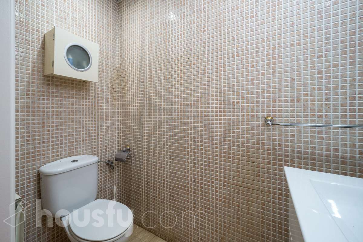 Housfy vende 🏡 amplio tríplex ubicado en Badalona, el cuál consta de 146m2 construidos (verificados con la Dirección General de Catastro). Construido en el año 2003. Distribución de estancias Acceso a vivienda por planta intermedia (4ª Planta) con salón comedor, recibidor, cocina, aseo y salida a balcón exterior con vistas al carrer Francensc Layret. Planta inferior (3ª Planta) consta de 3 dormitorios, un cuarto de baño y salida a balcón. Planta Superior (5ª Planta) con espacio polivalente actualmente destinado a dormitorio, con baño completo y salida a terraza. La vivienda dispone de 146m2 construidos, de los cuales son 114 útiles, terraza de 24m2 y dos balcones de aproximadamente 4m2. Plaza de aparcamiento opcional (NO INCLUIDO EN EL PRECIO) Características específicas : -Cédula de habitabilidad -Ascensor - Ubicación inmejorable. - Conectado con todos los servicios y transporte público. Zona y entorno Respecto a la ubicación, se sitúa en Badalona, municipio de Barcelona. Esta propiedad se encuentra cerca de transporte público, colegios, supermercados y farmacias. Aviso legal El precio de venta no incluye gastos de la compraventa como notaría, registro, impuestos, ni tampoco honorarios agencia. Esta publicación no es vinculante. Consulta siempre la nota simple con Housfy antes de formalizar la compraventa. Sobre nosotros Housfy es la plataforma integral de servicios inmobiliarios. Nuestra combinación de expertos y tecnología pone al alcance de todo el mundo servicios cómodos, claros y seguros. AICAT número: 7922. Nos encargamos de la gestión y asesoramiento de la compra. ¡Olvídate de todo! Hacemos los trámites por ti. Y, si además necesitas financiación, ponemos a tu disposición un bróker hipotecario para ayudarte a conseguir las mejores condiciones para tu perfil económico. ¿Quieres visitarla? Contacta con Housfy y agenda tu visita sin compromiso. Más información en: housfy.com En cumplimiento de la Ley 8/2026 en Cataluña, el certificado de presencia o ausencia de amianto se encuentra en proceso de tramitación.-18